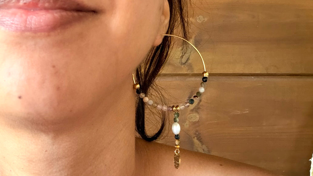 Boucles d’oreilles Maïa – Tourmaline multicolore, perle d’eau douce et acier inoxydable