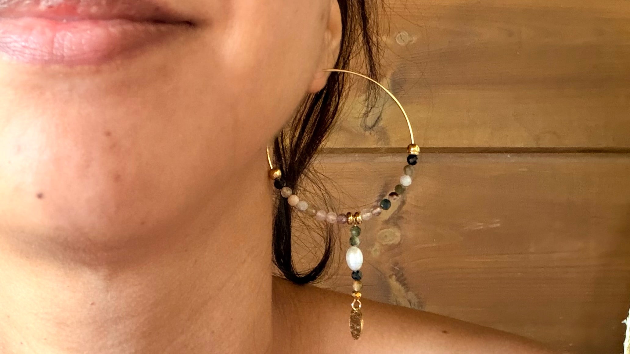 Boucles d’oreilles Maïa – Tourmaline multicolore, perle d’eau douce et acier inoxydable