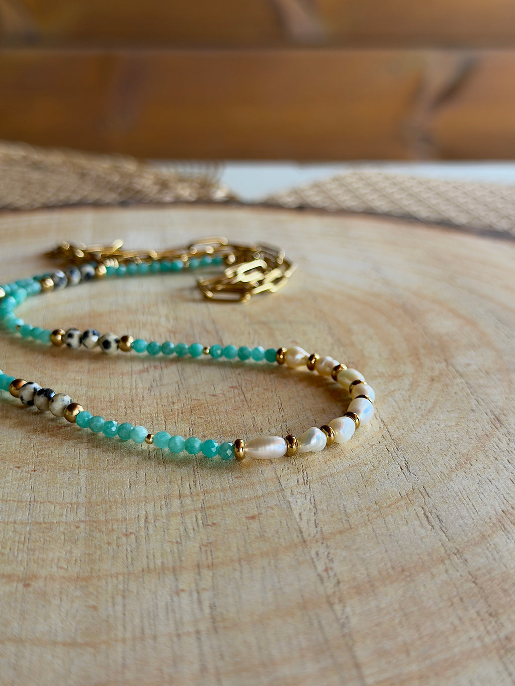 Chaîne de taille naturelle – Amazonite, jaspe dalmatien et perles d’eau douce