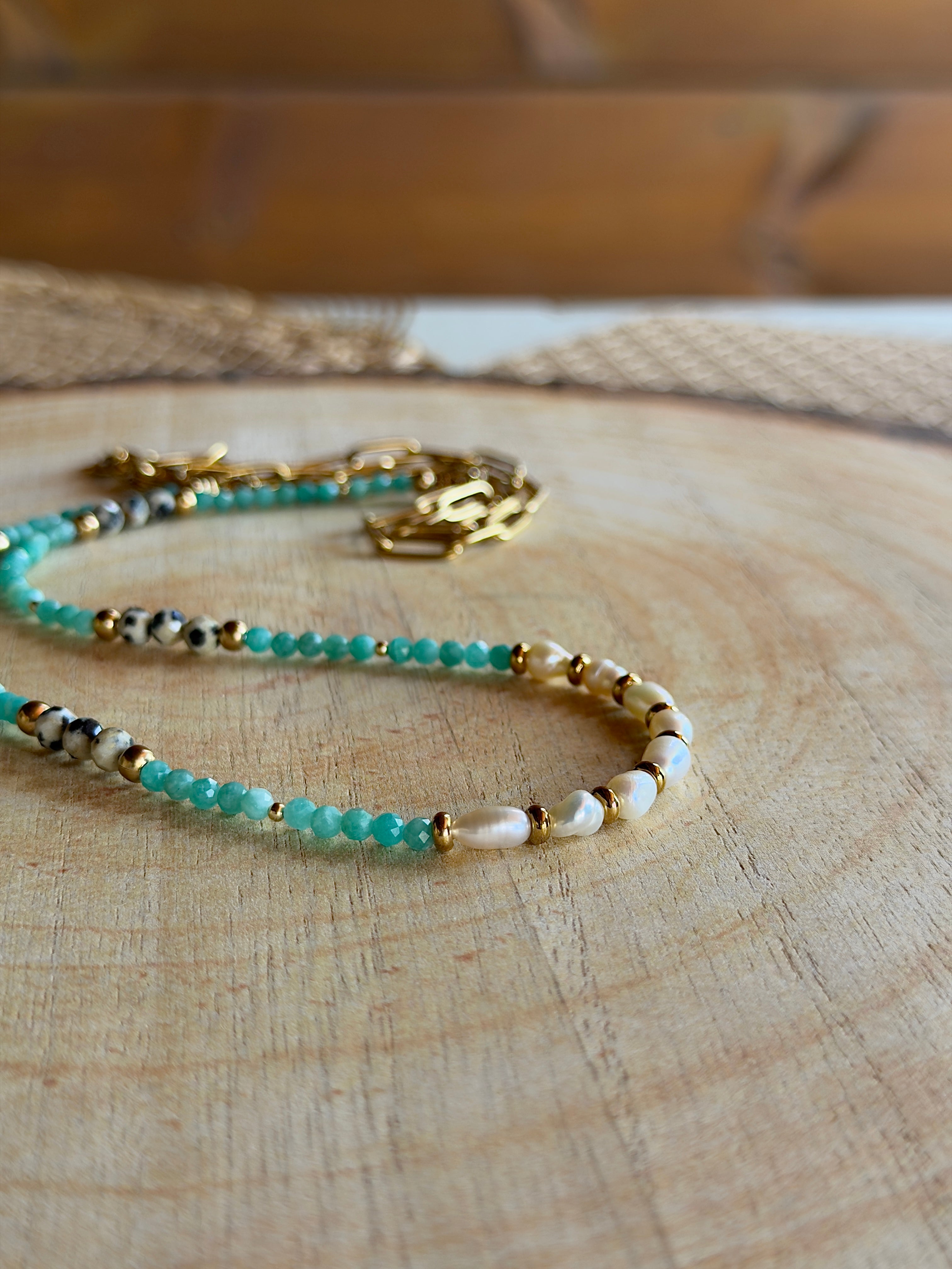 Chaîne de taille naturelle – Amazonite, jaspe dalmatien et perles d’eau douce