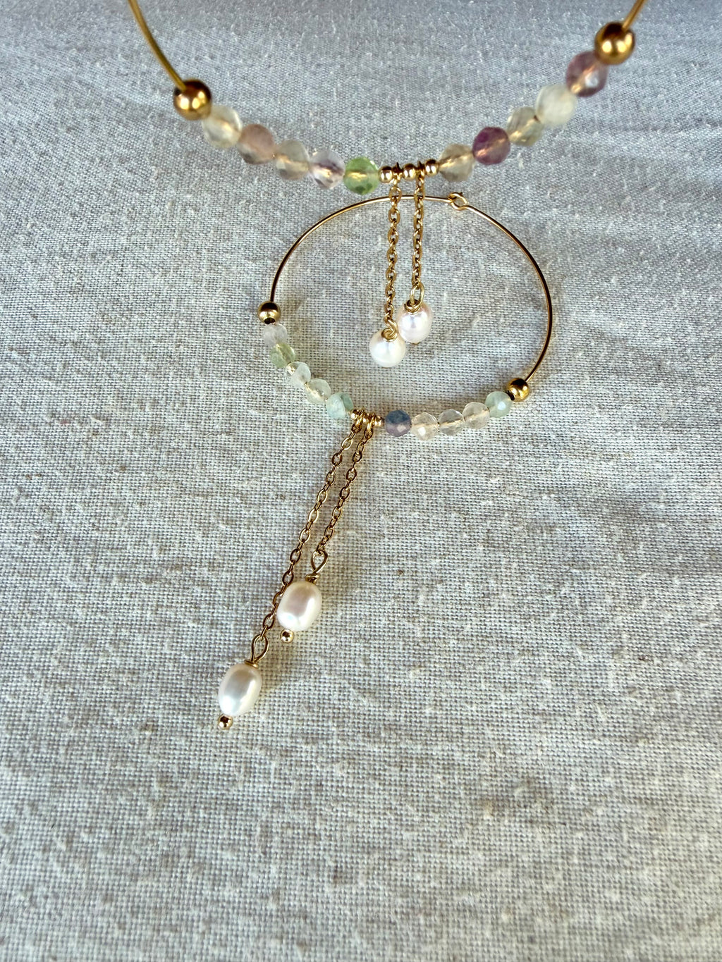 ✨ Boucles d’oreilles Soline – Fluorite naturelle, perle d’eau douce et acier inoxydable