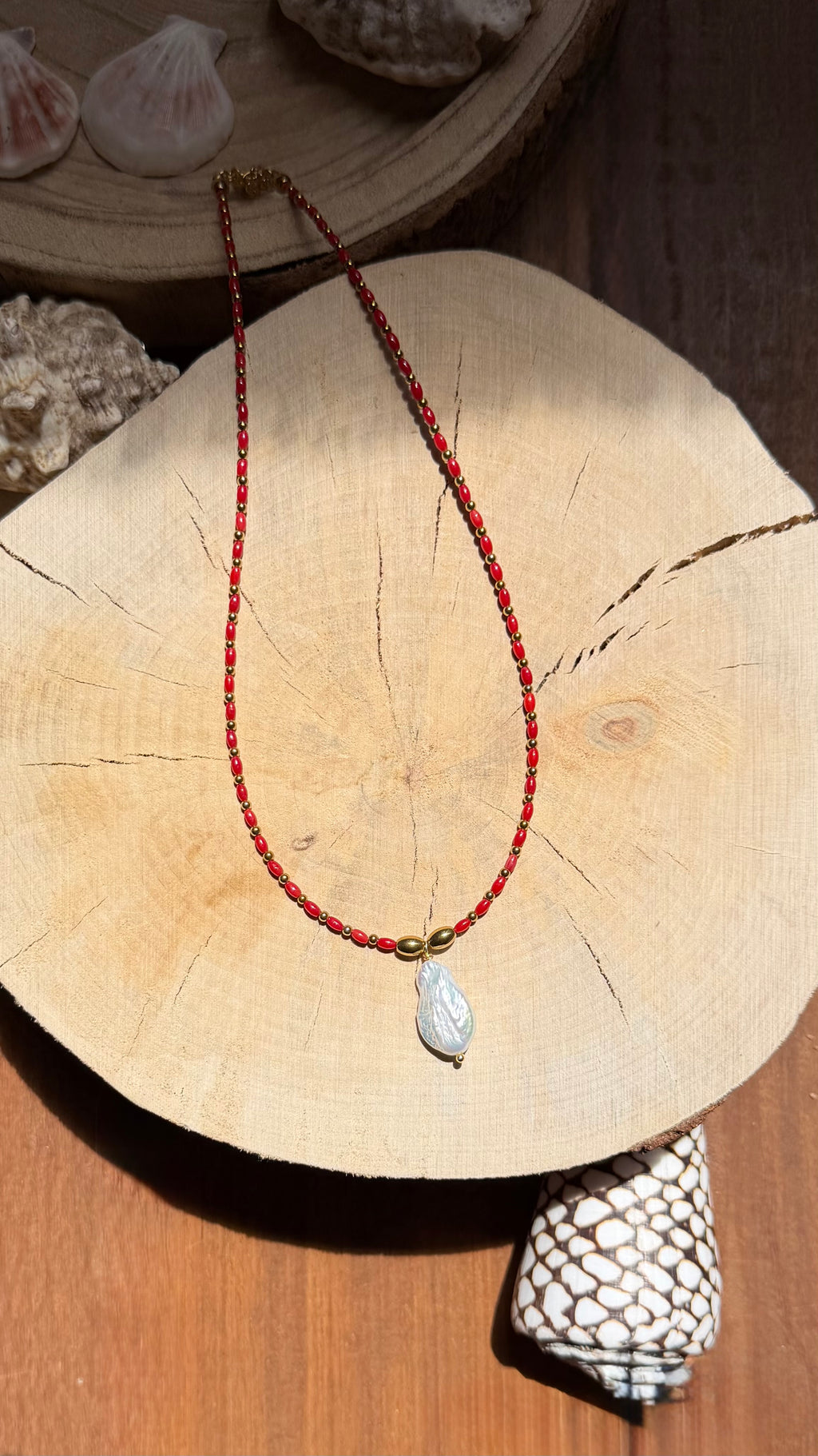 Collier Bambou de mer rouge & Perle d’eau douce baroque