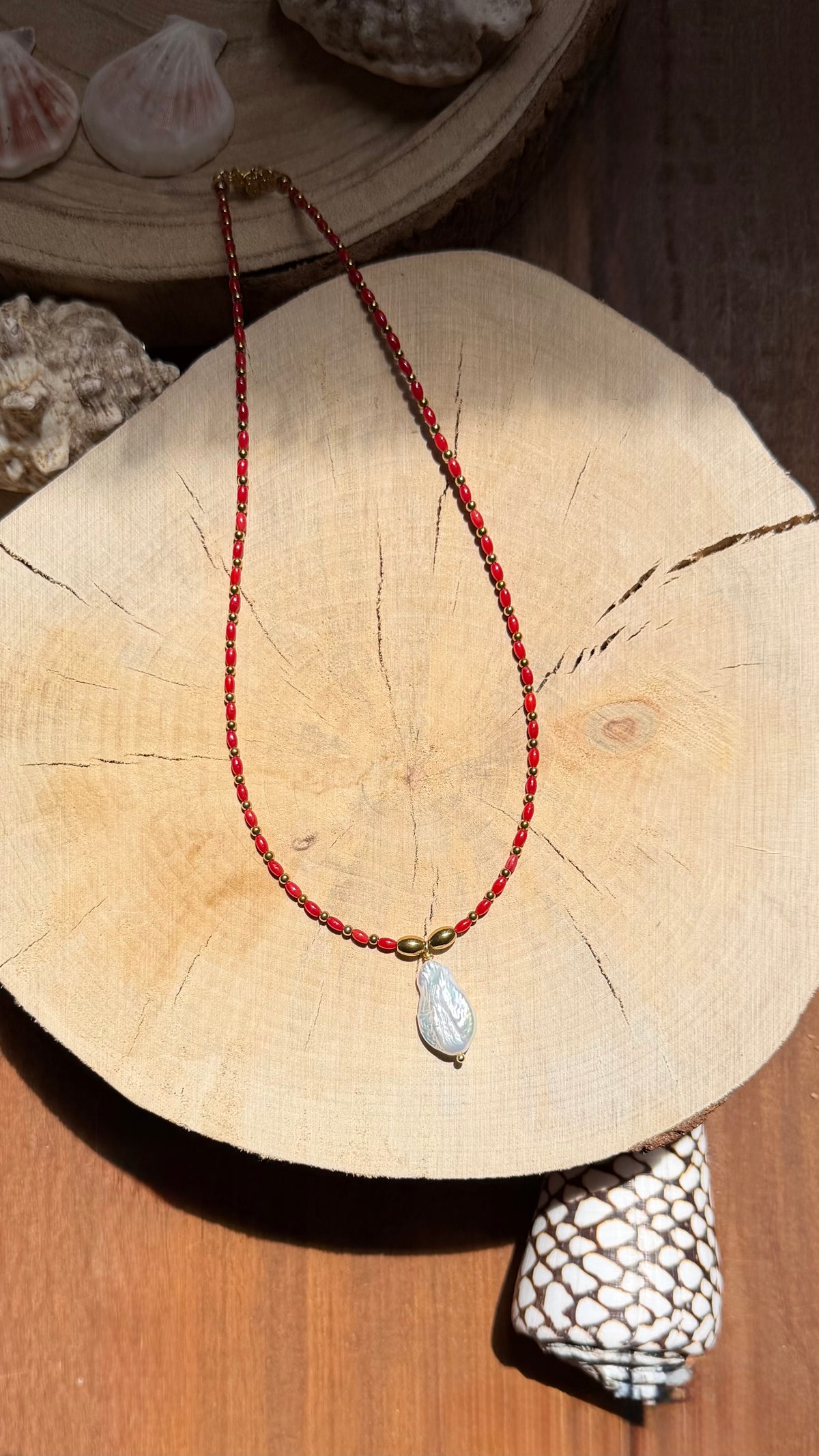 Collier Bambou de mer rouge & Perle d’eau douce baroque