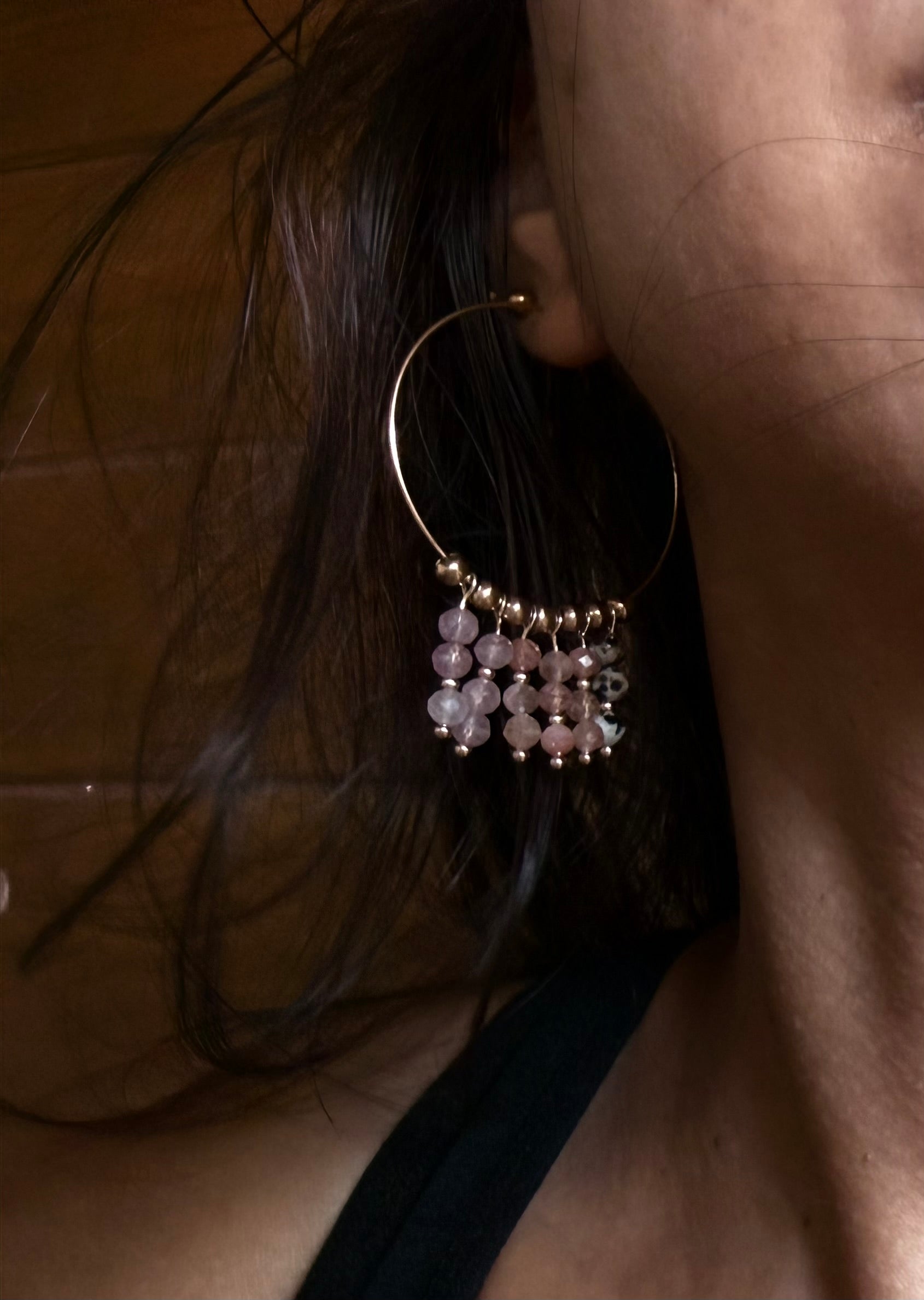 Boucles Naïa – jaspe dalmatien, quartz fraise et pierre du soleil