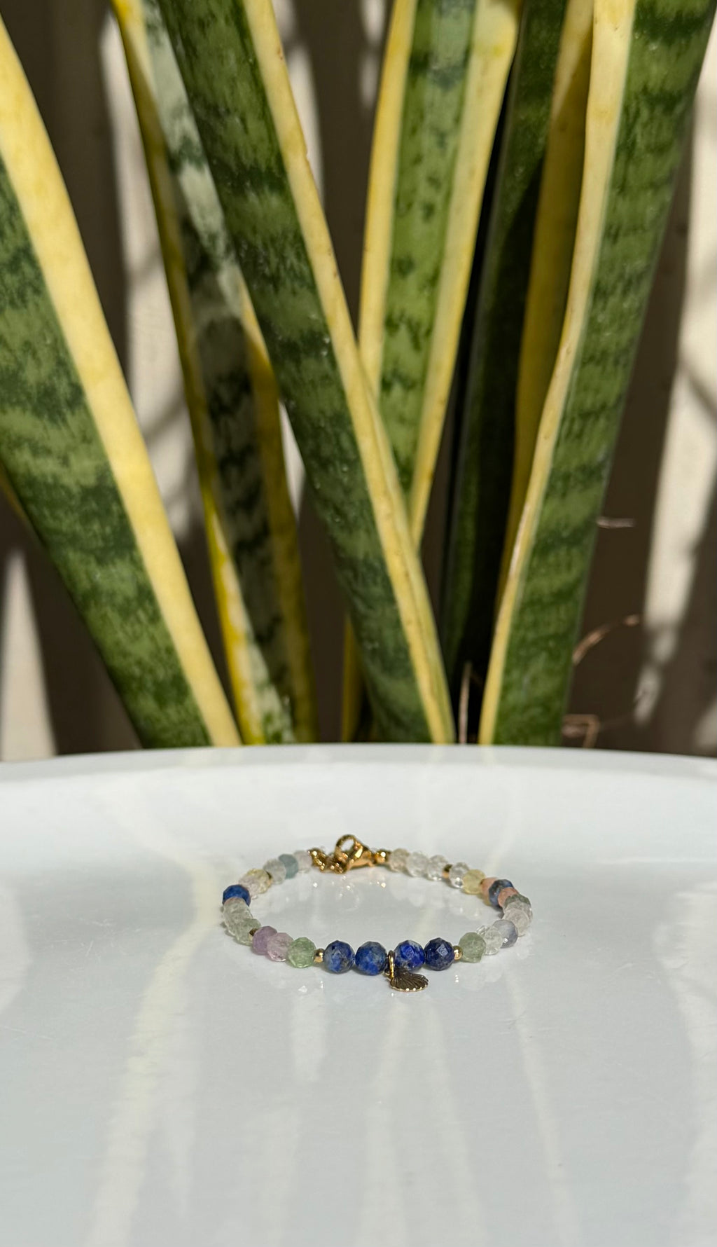 Bracelet en pierres naturelles fluorite, lapis lazuli et pierre du soleil avec pendentif coquillage – Océa