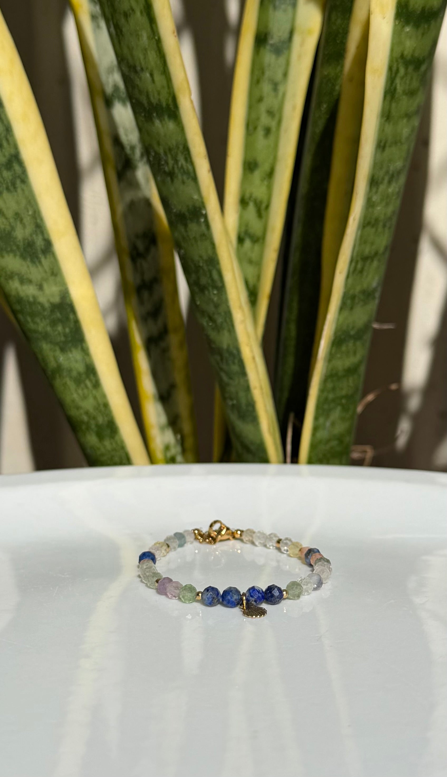 Bracelet en pierres naturelles fluorite, lapis lazuli et pierre du soleil avec pendentif coquillage – Océa