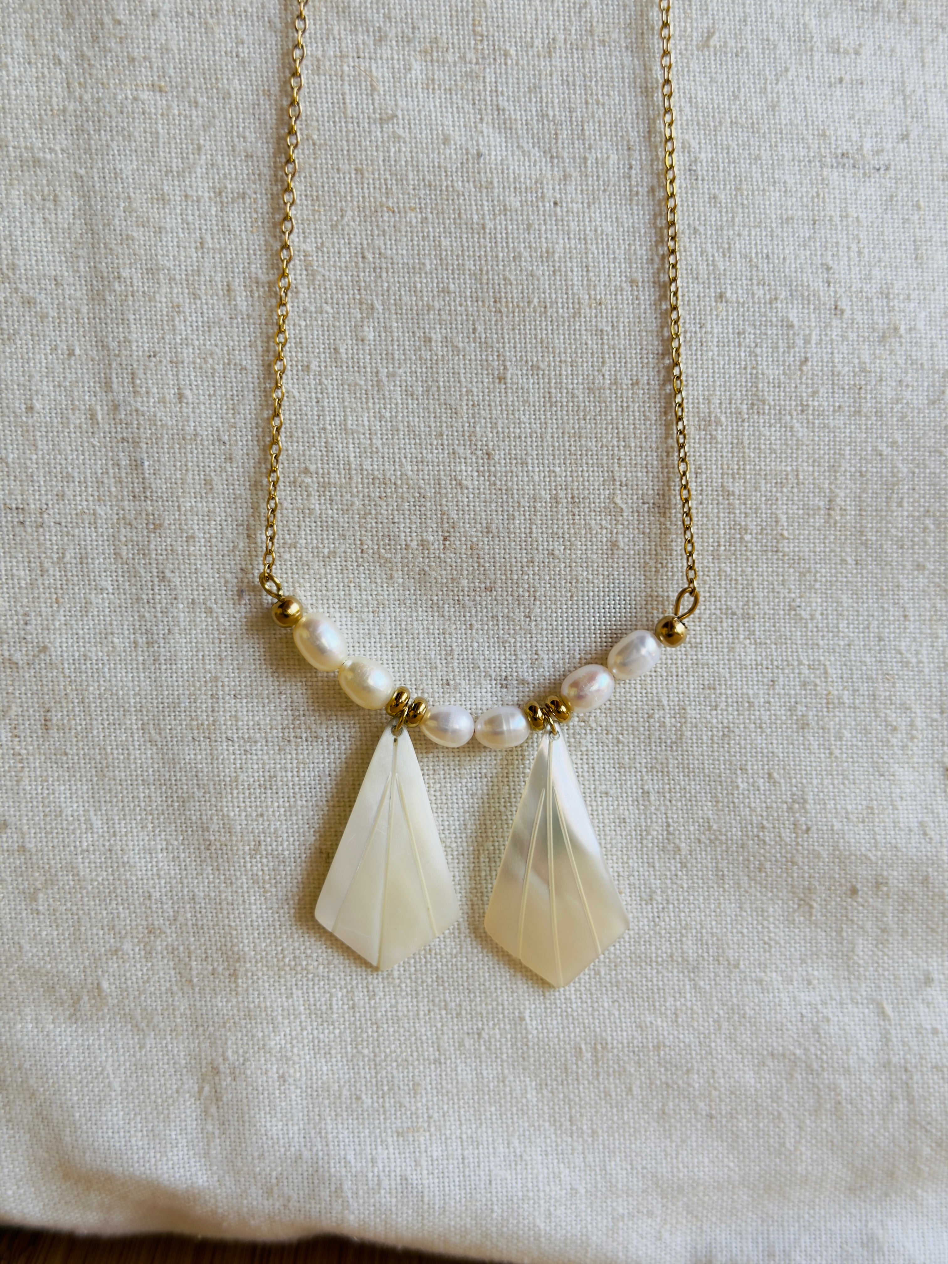 Collier Riviera avec perles d’eau douce blanches et breloques nacre pendantes – Maréa
