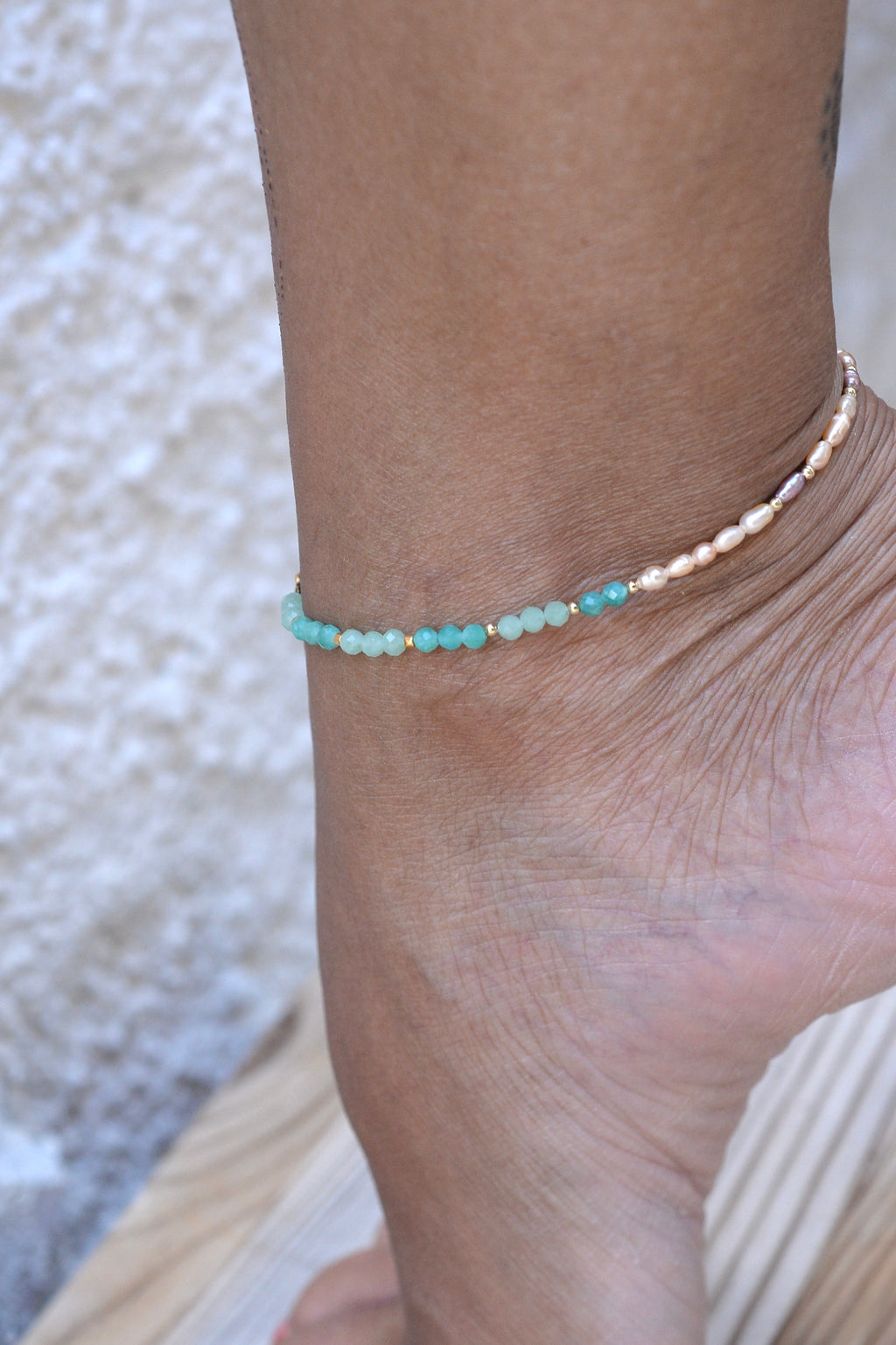 Chaîne de cheville Mila – Jade, amazonite et perles d’eau douce