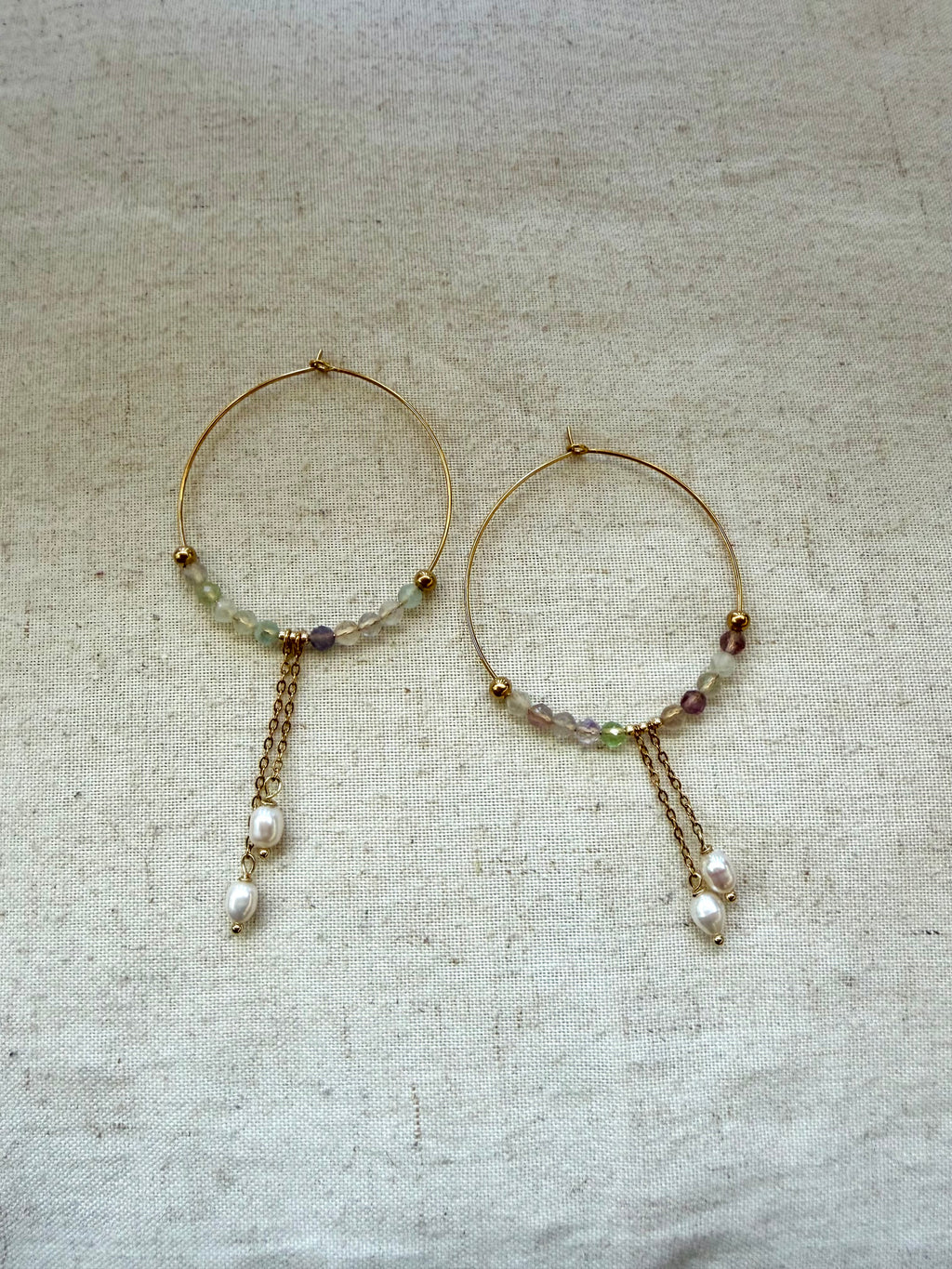 ✨ Boucles d’oreilles Soline – Fluorite naturelle, perle d’eau douce et acier inoxydable