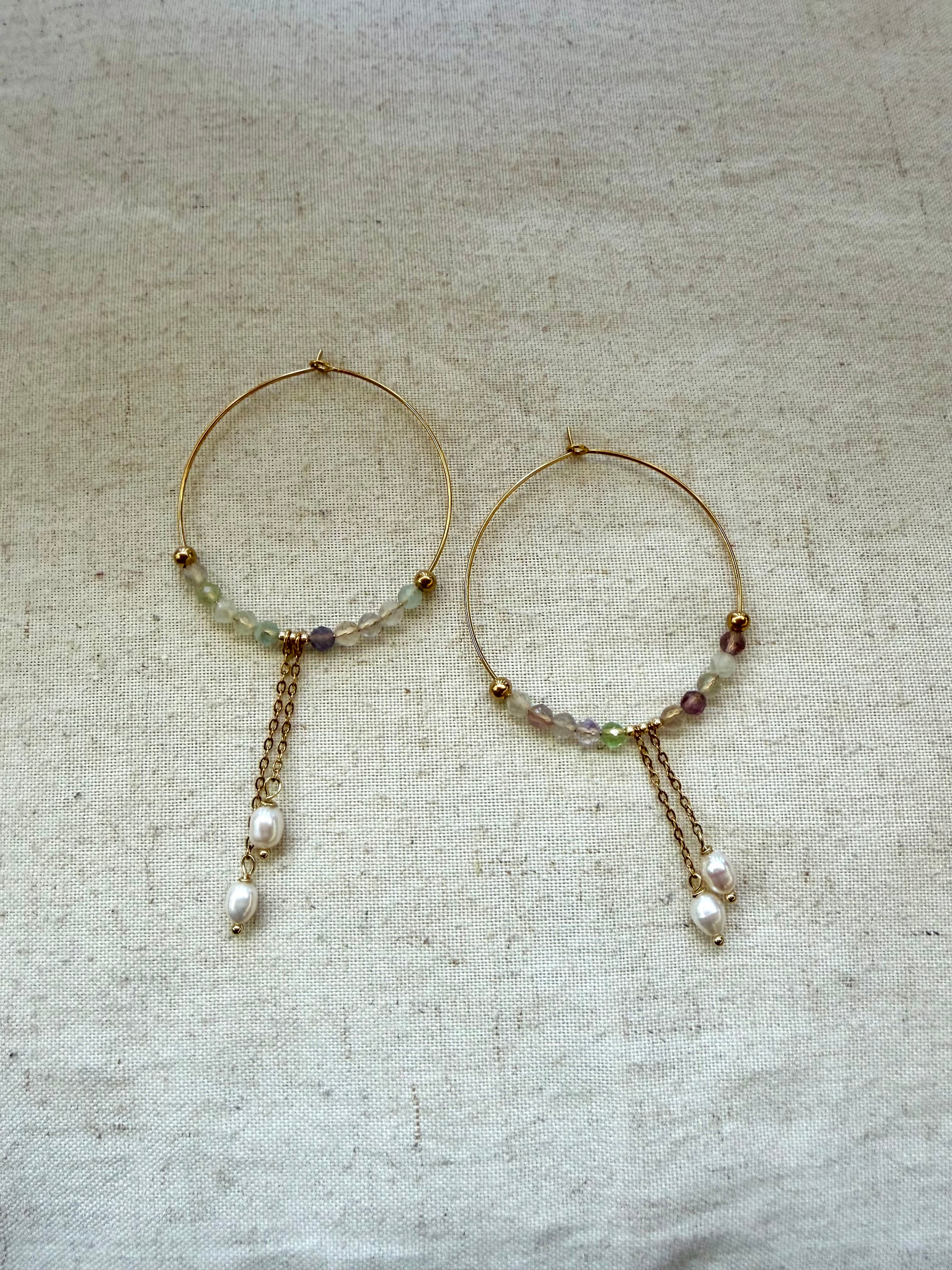 ✨ Boucles d’oreilles Soline – Fluorite naturelle, perle d’eau douce et acier inoxydable