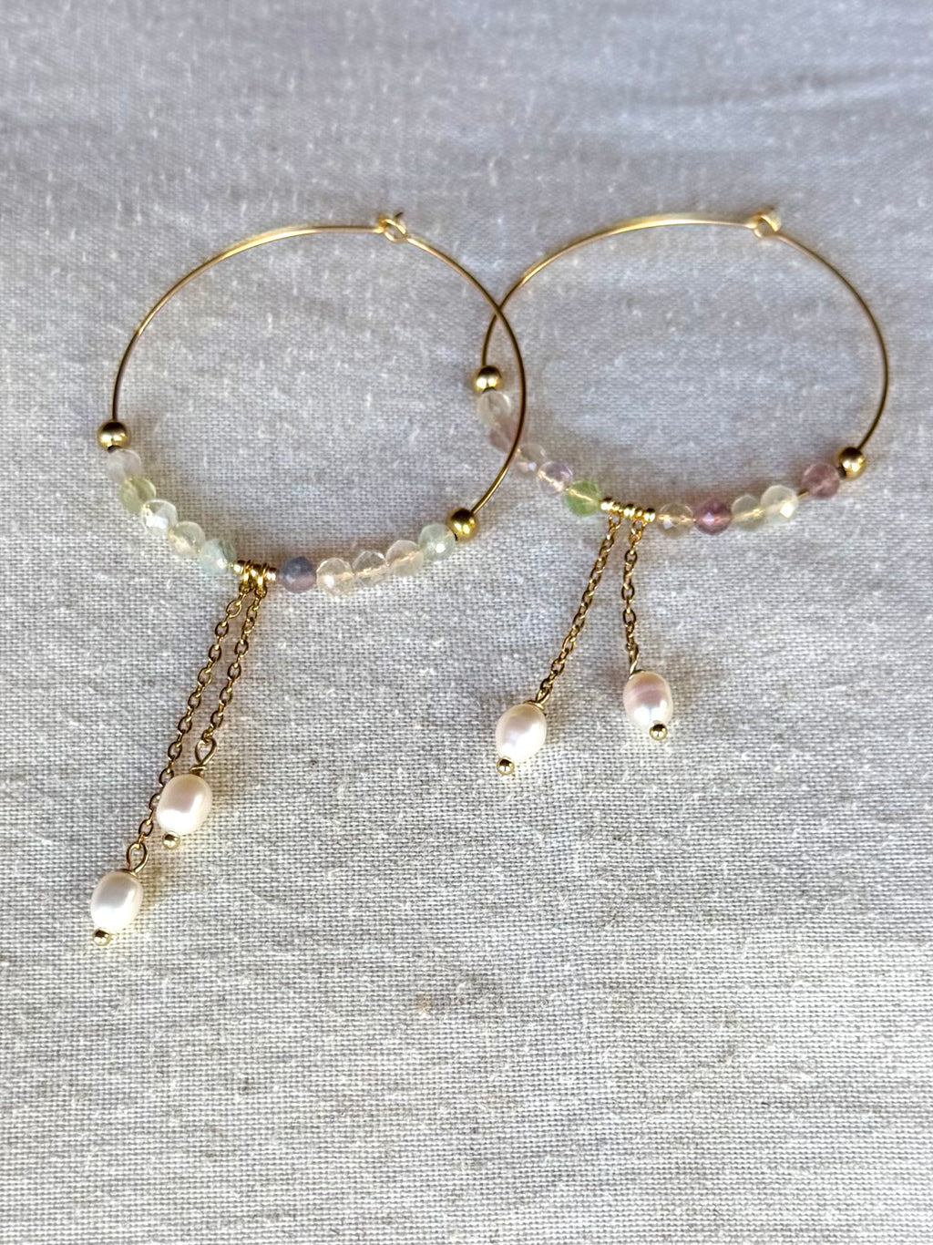 ✨ Boucles d’oreilles Soline – Fluorite naturelle, perle d’eau douce et acier inoxydable