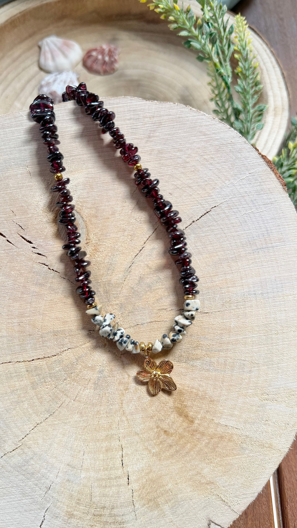 Collier Grenat & Jaspe Dalmatien – Mini Fleur