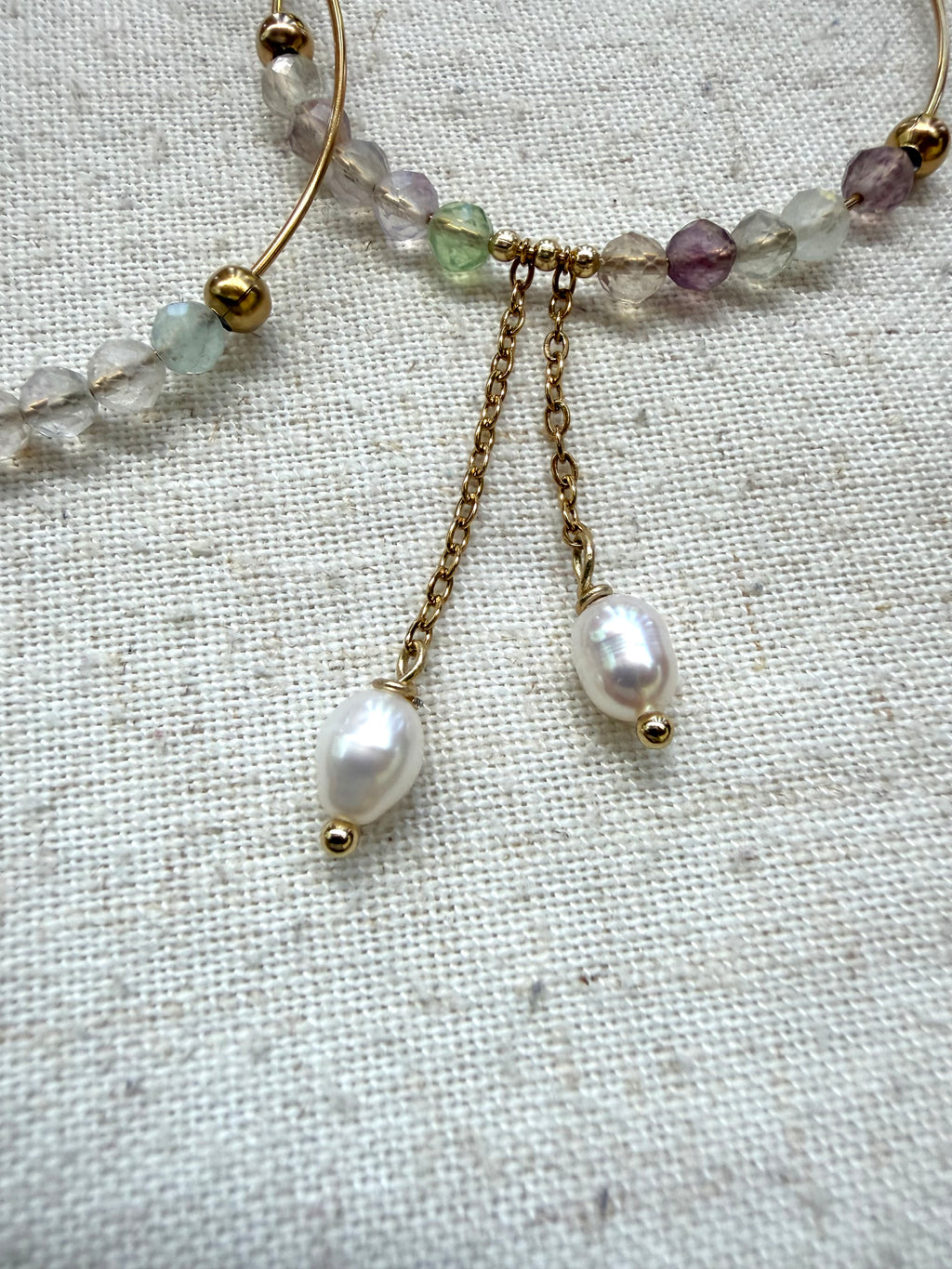 ✨ Boucles d’oreilles Soline – Fluorite naturelle, perle d’eau douce et acier inoxydable