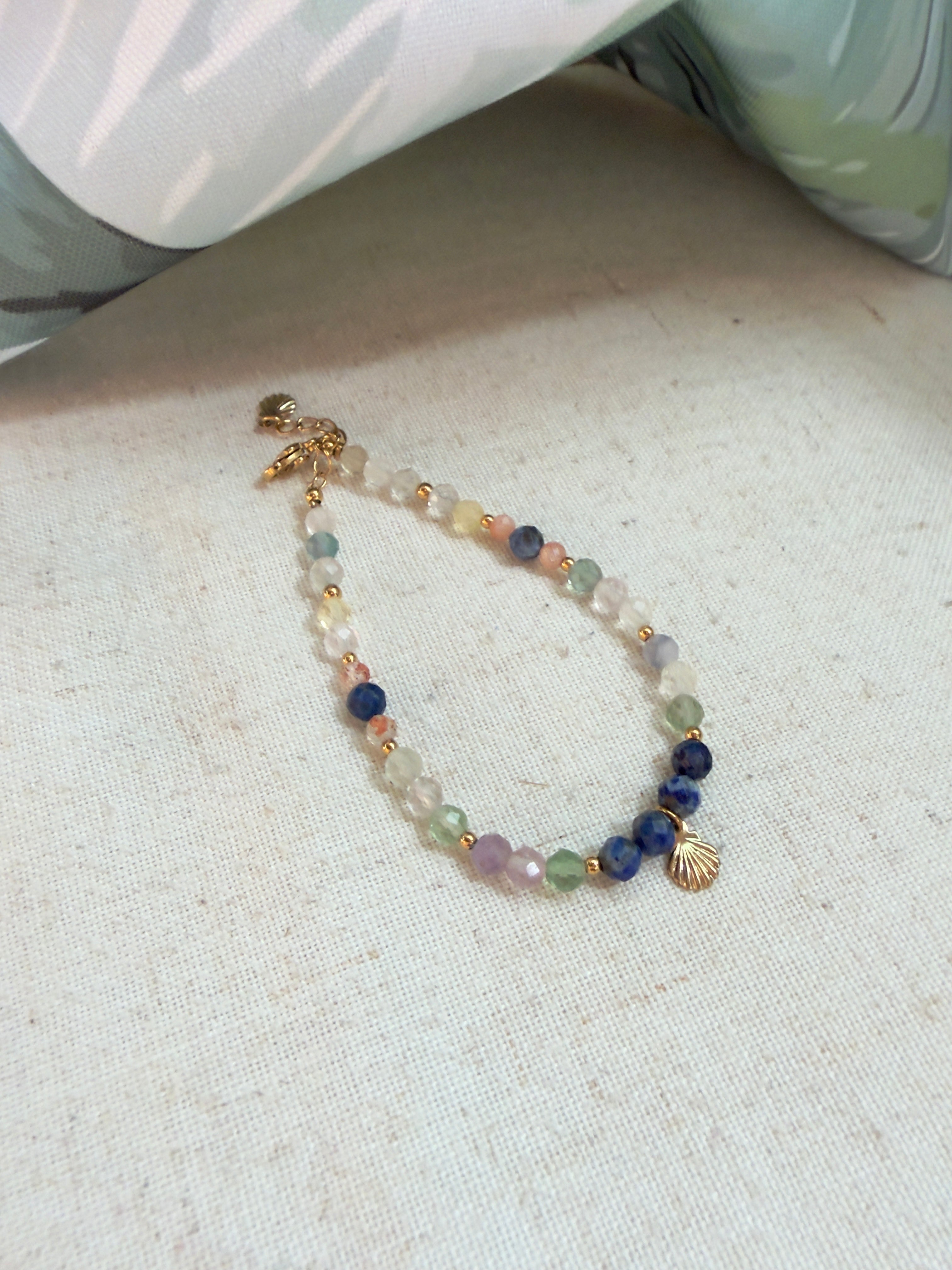 Bracelet en pierres naturelles fluorite, lapis lazuli et pierre du soleil avec pendentif coquillage – Océa