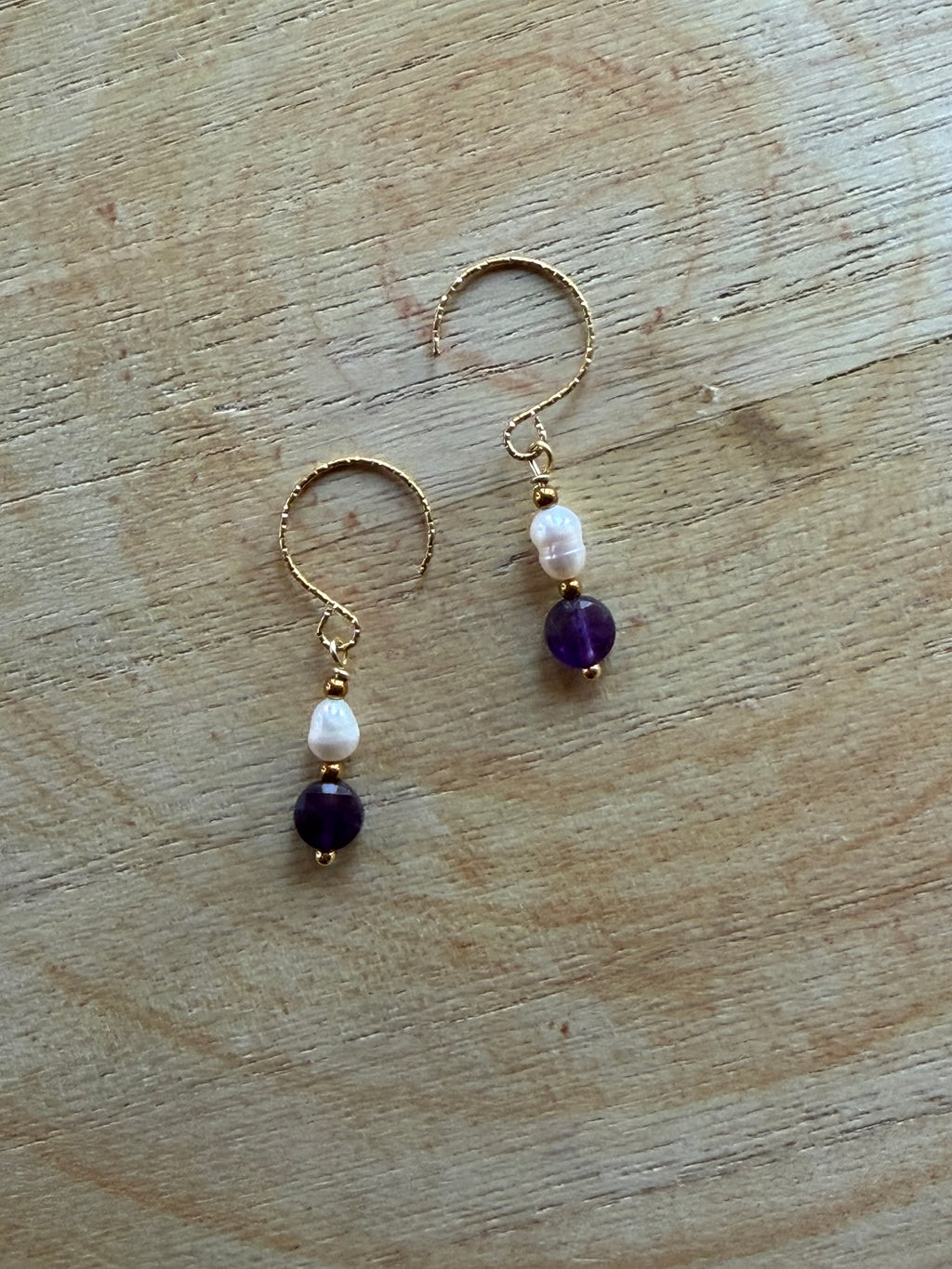 Boucles d’oreilles Améthyste, Hématite Dorée & Perle d’Eau Douce