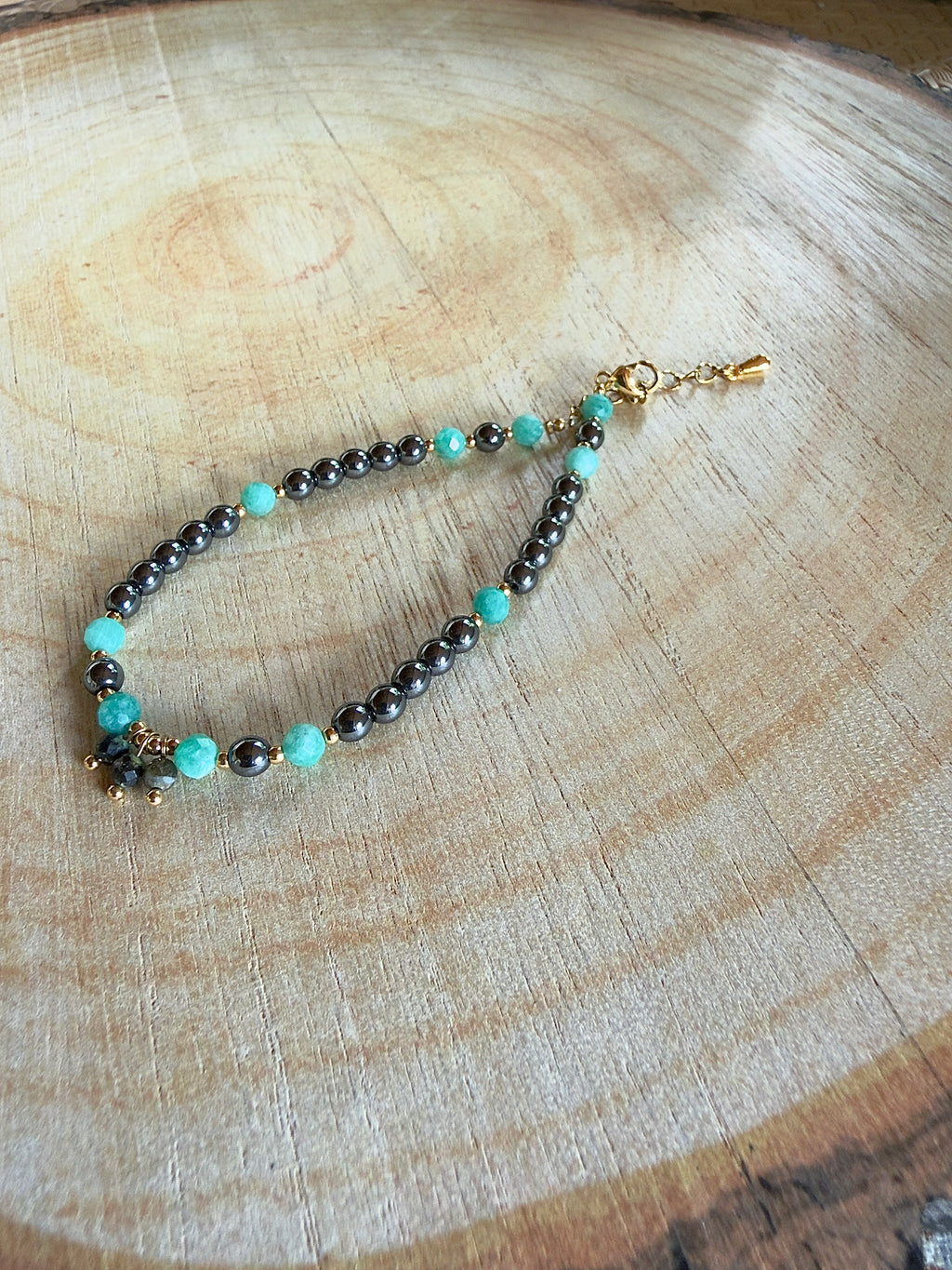 Bracelet en pierres naturelles hématite et amazonite avec breloque en turquoise africaine – Léona