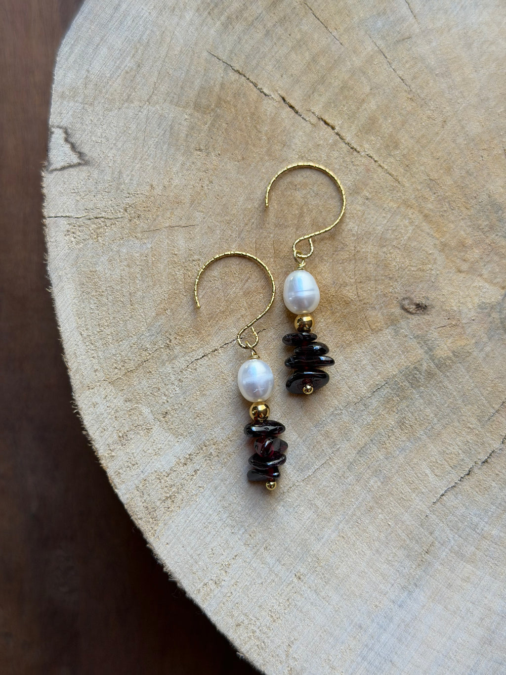 Boucles d’Oreilles Grenat, Perle d’Eau Douce & Hématite Dorée