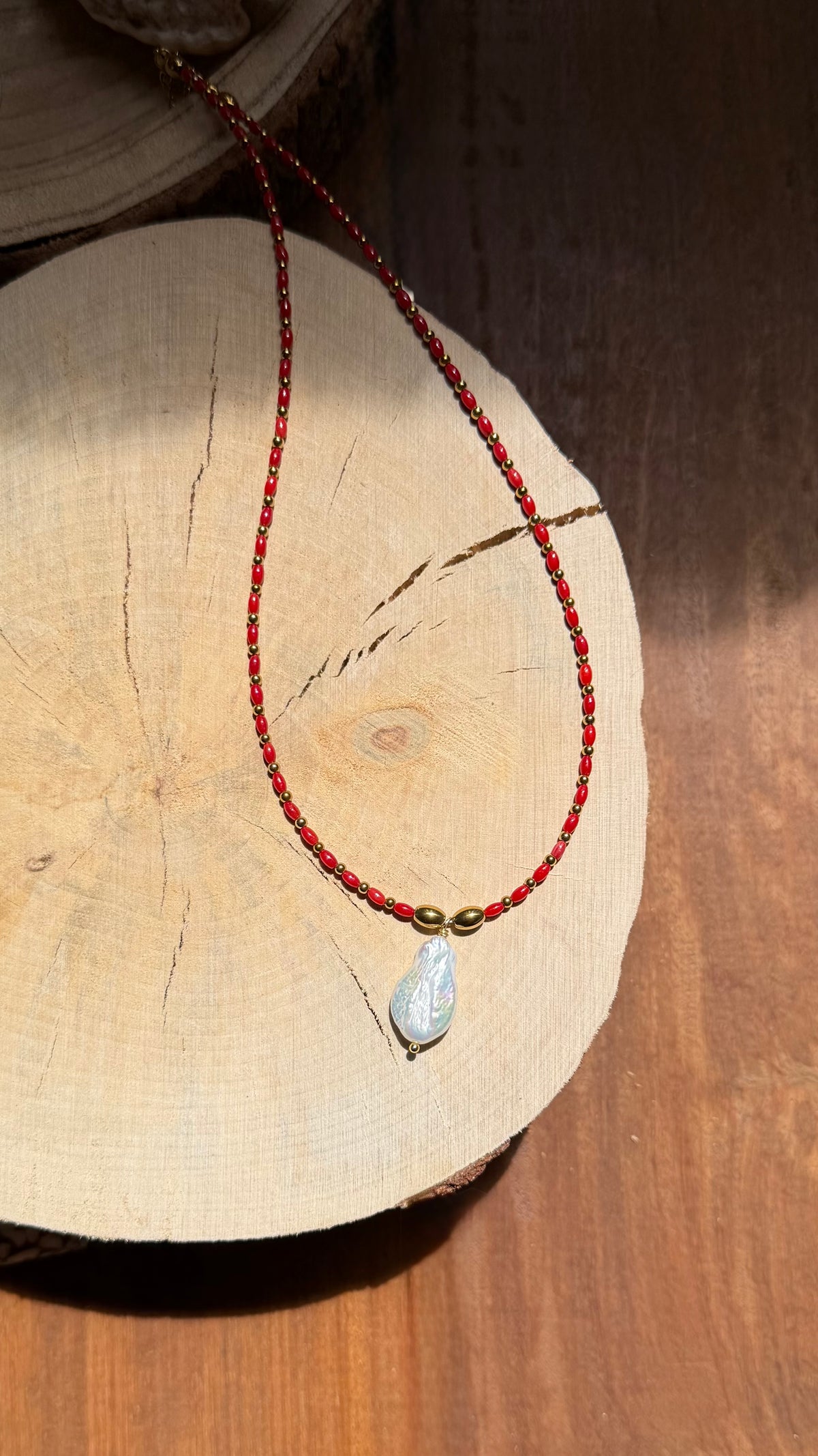 Collier Bambou de mer rouge & Perle d’eau douce baroque