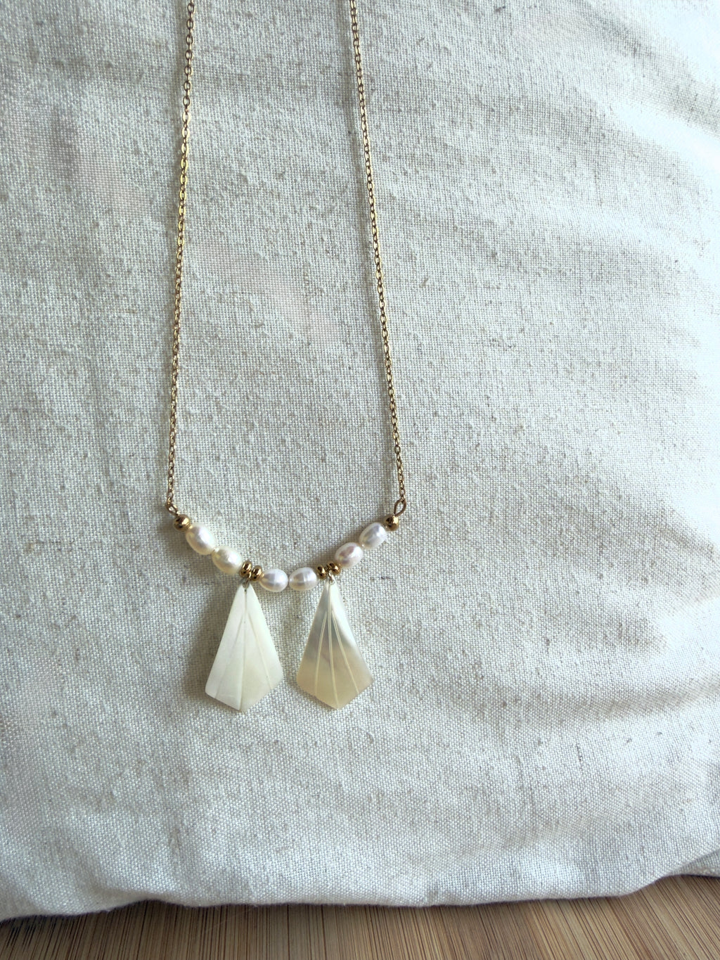 Collier Riviera avec perles d’eau douce blanches et breloques nacre pendantes – Maréa
