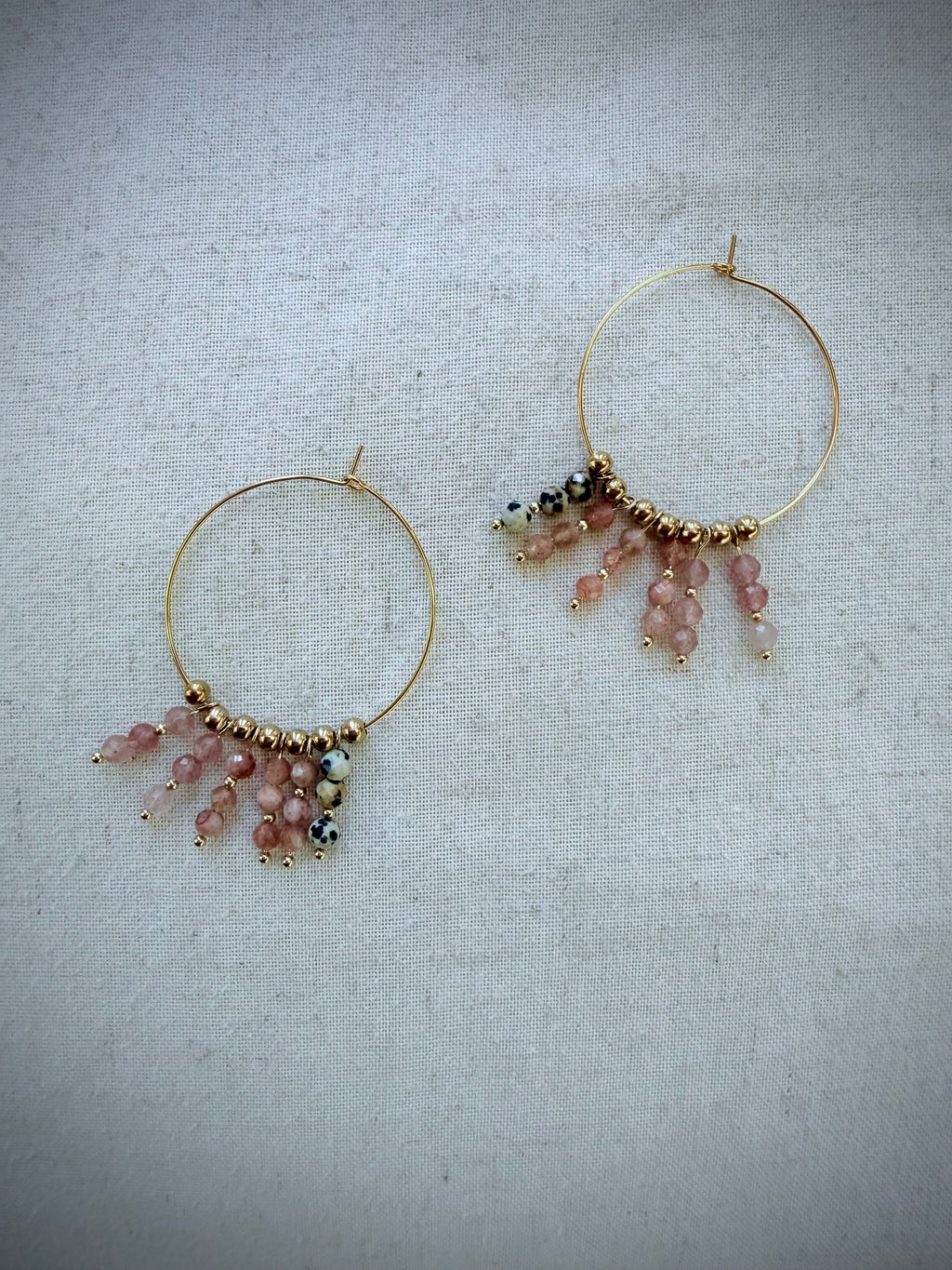 Boucles Naïa – jaspe dalmatien, quartz fraise et pierre du soleil