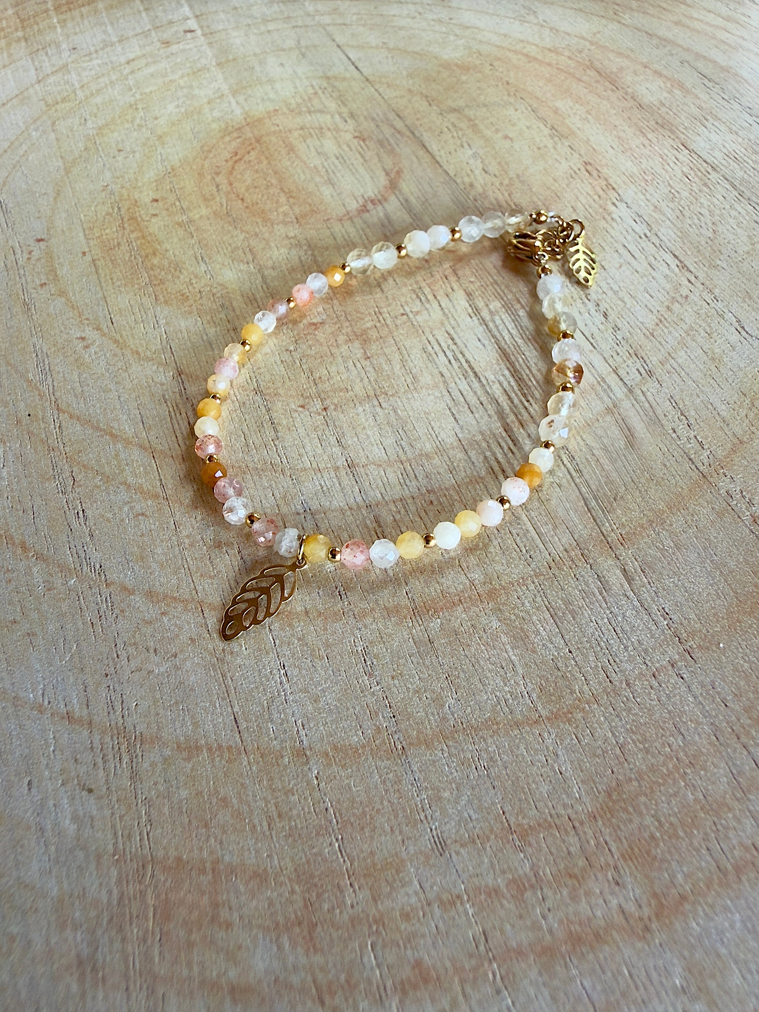 Bracelet en pierres naturelles citrine, pierre du soleil et aventurine jaune avec breloque feuille en acier – Aurélia