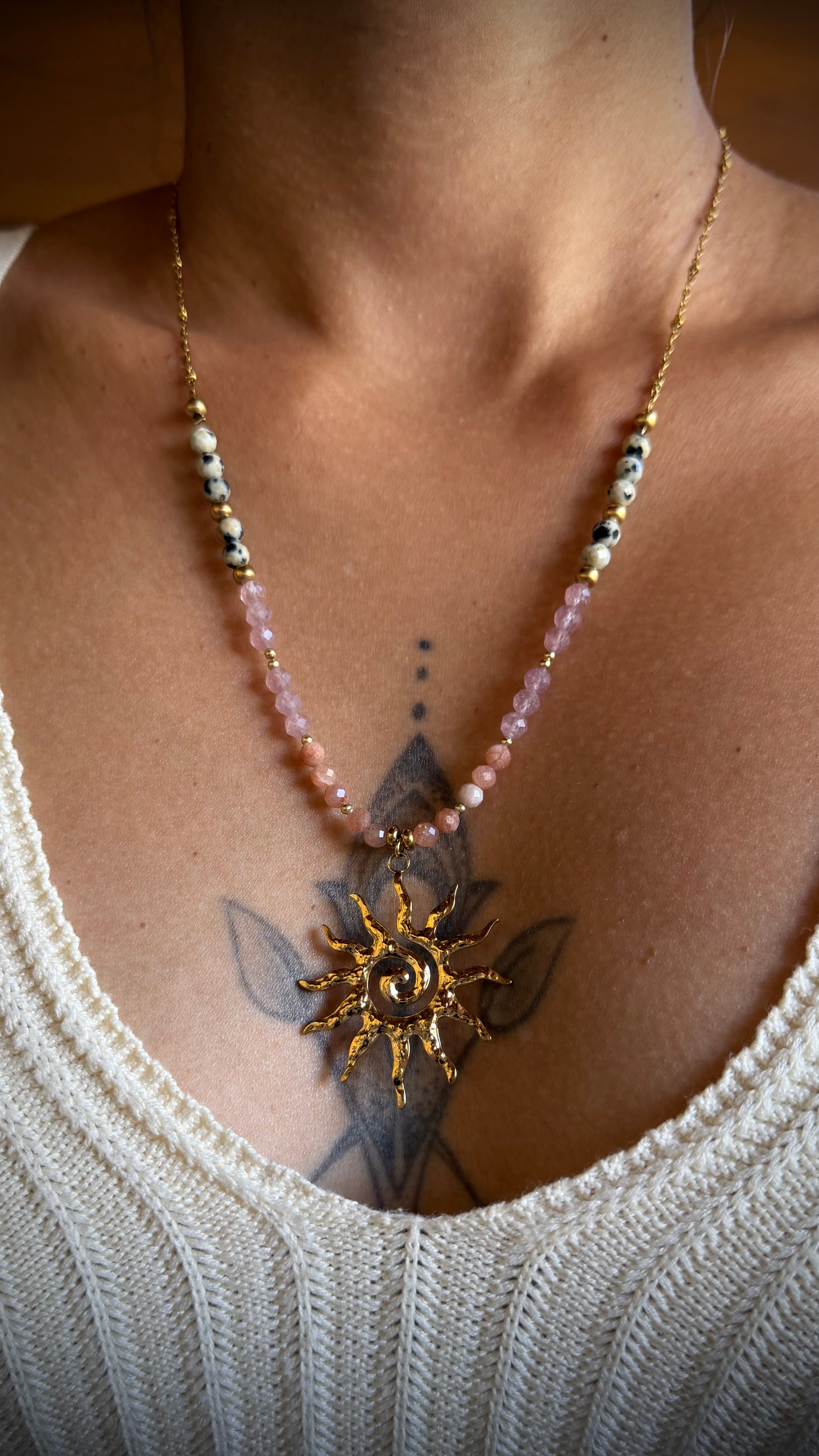 ✨ Collier Solaire Pierre du Soleil, Quartz Fraise & Jaspe Dalmatien – Acier Inoxydable