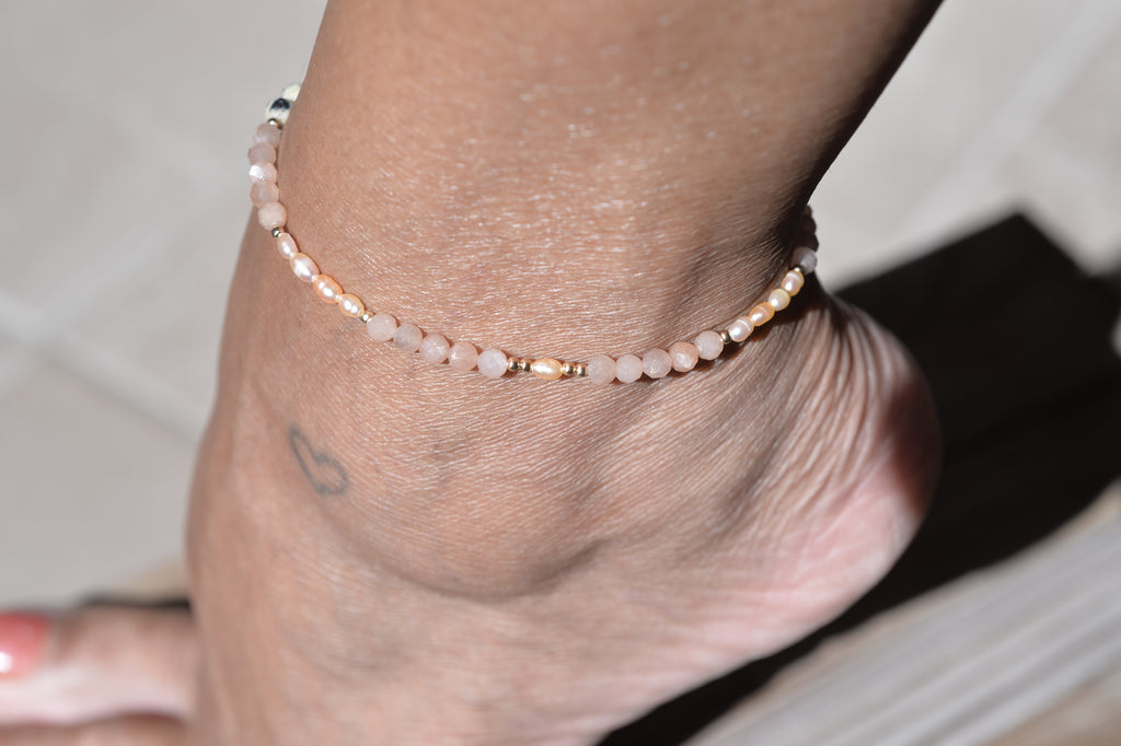 Chaîne de cheville Nora – Pierre de lune orange, jaspe dalmatien et perles d’eau douce
