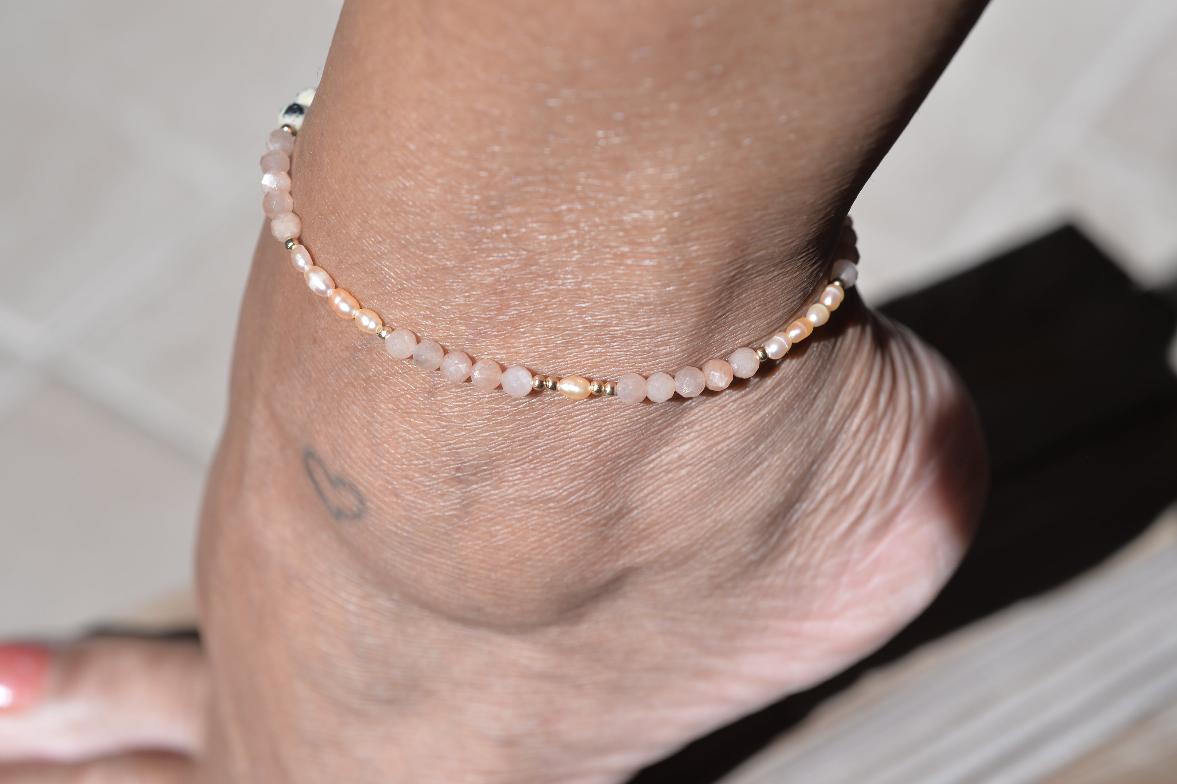 Chaîne de cheville Nora – Pierre de lune orange, jaspe dalmatien et perles d’eau douce