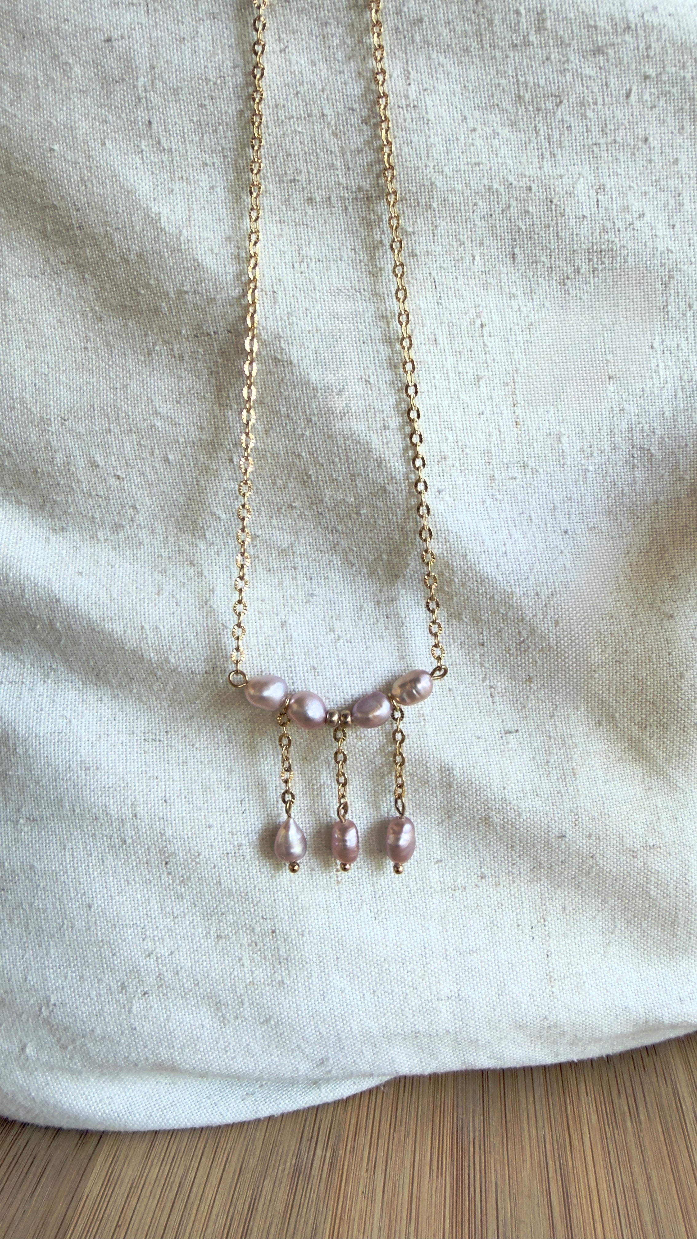 Collier Riviera chic avec perles d’eau douce rosées et perles pendantes dorées – Rosalia