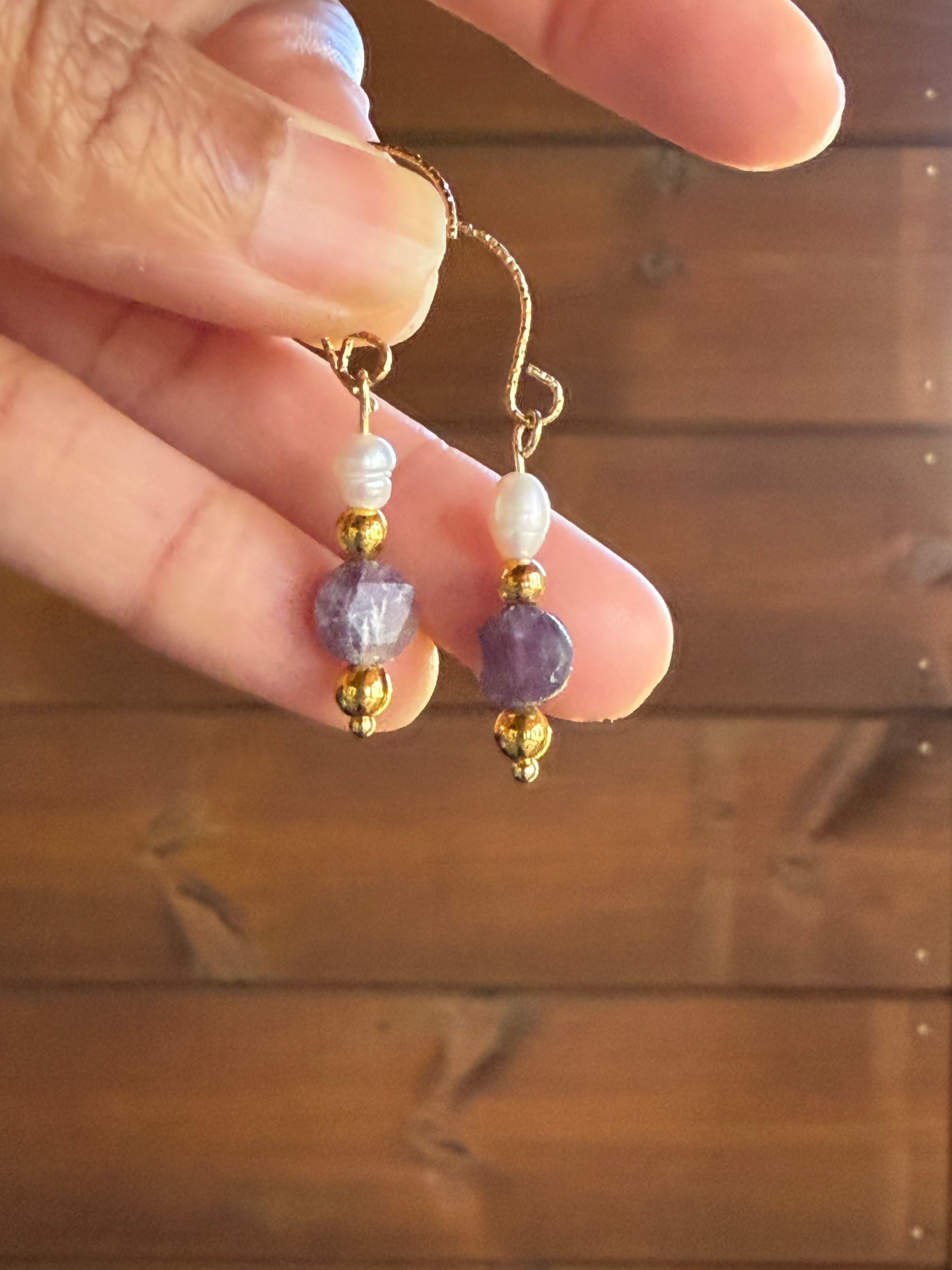 Boucles d’oreilles Tourmaline Fleur de Prunier, Hématite Dorée & Perle d’Eau Douce