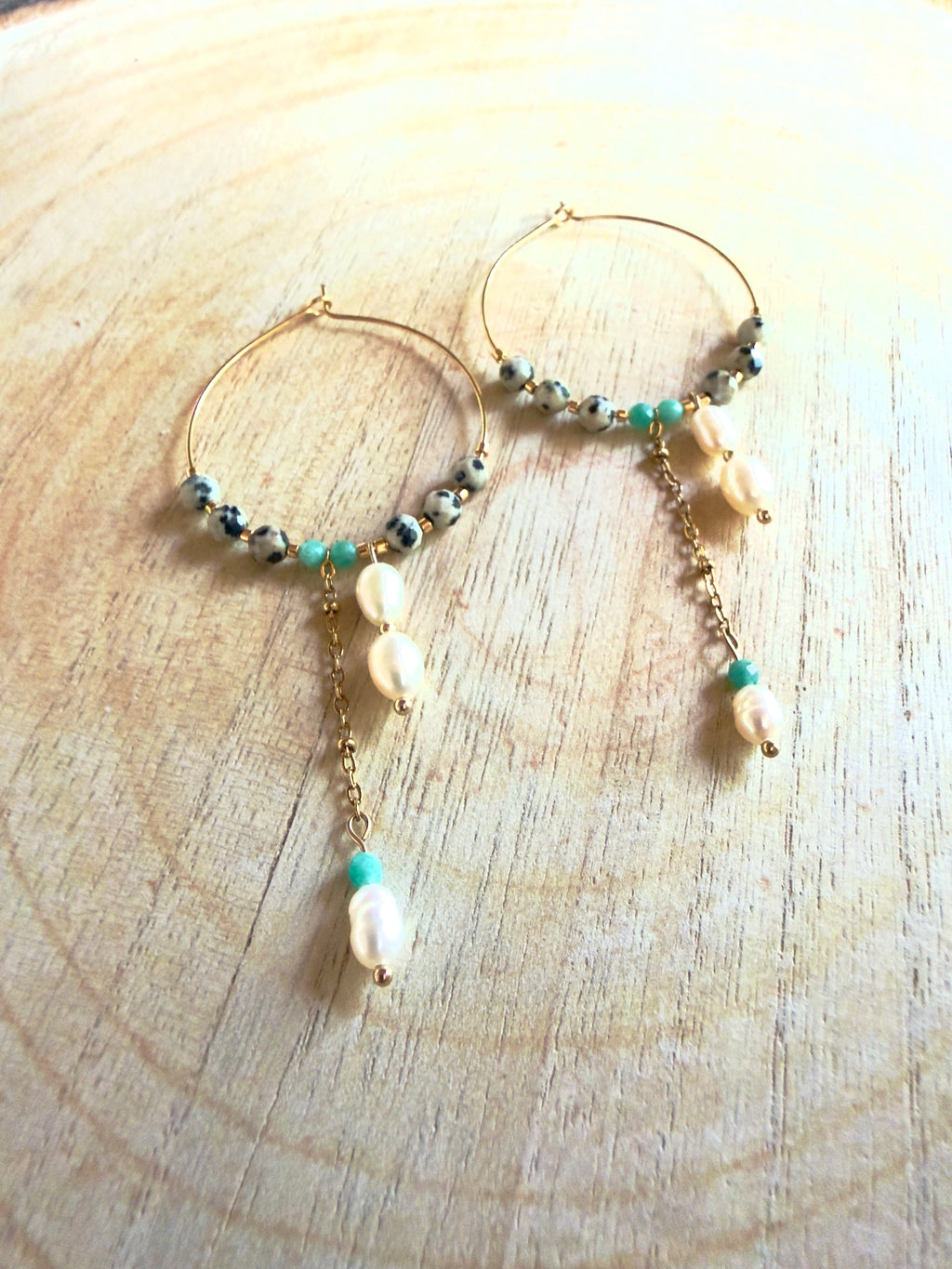 Boucles d’oreilles Naé – Amazonite, jaspe dalmatien et perles d’eau douce
