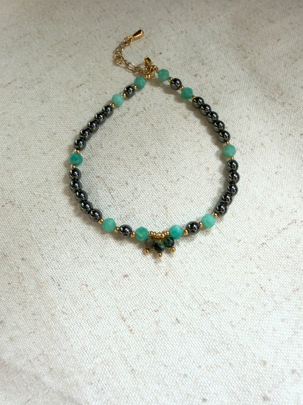 Bracelet en pierres naturelles hématite et amazonite avec breloque en turquoise africaine – Léona