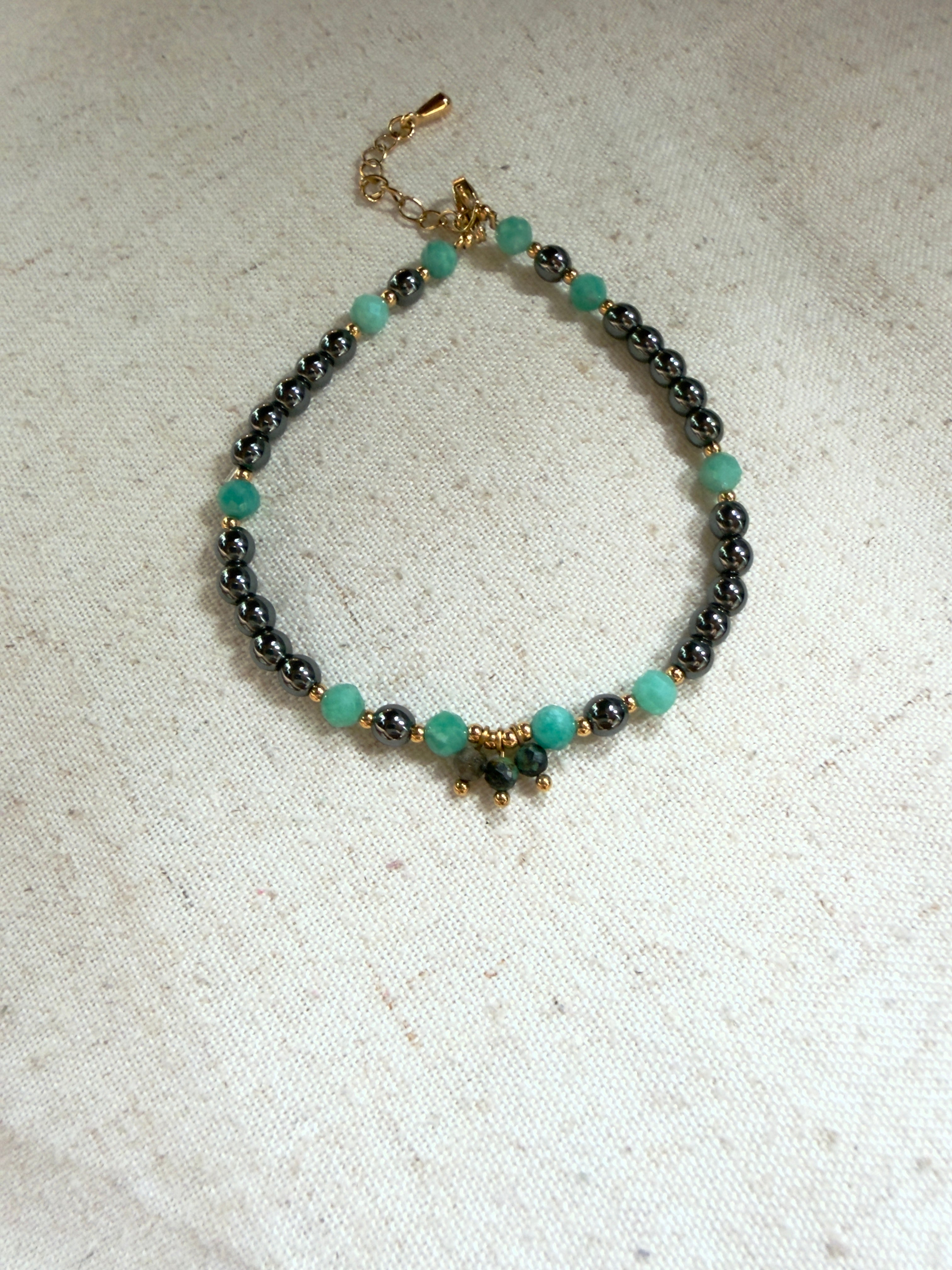 Bracelet en pierres naturelles hématite et amazonite avec breloque en turquoise africaine – Léona