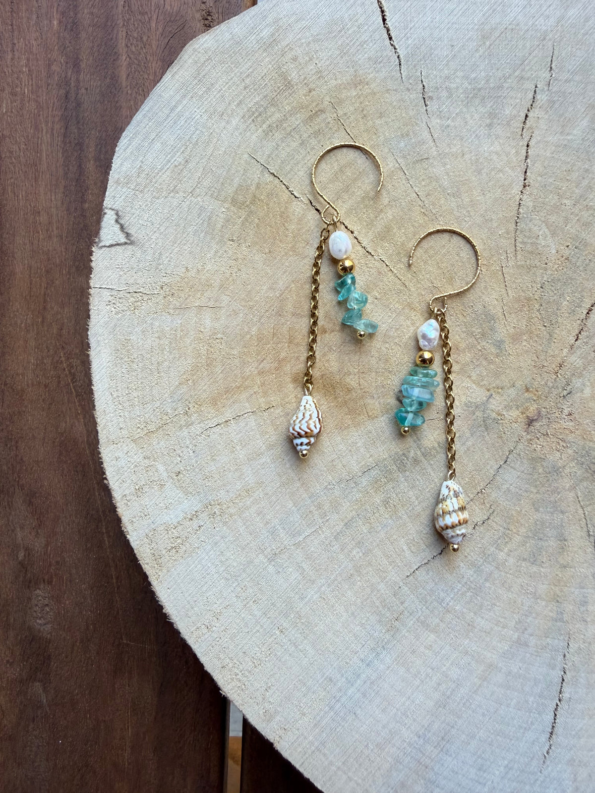 Boucles d’Oreilles Apatite Bleue, Perle d’Eau Douce & Coquillage