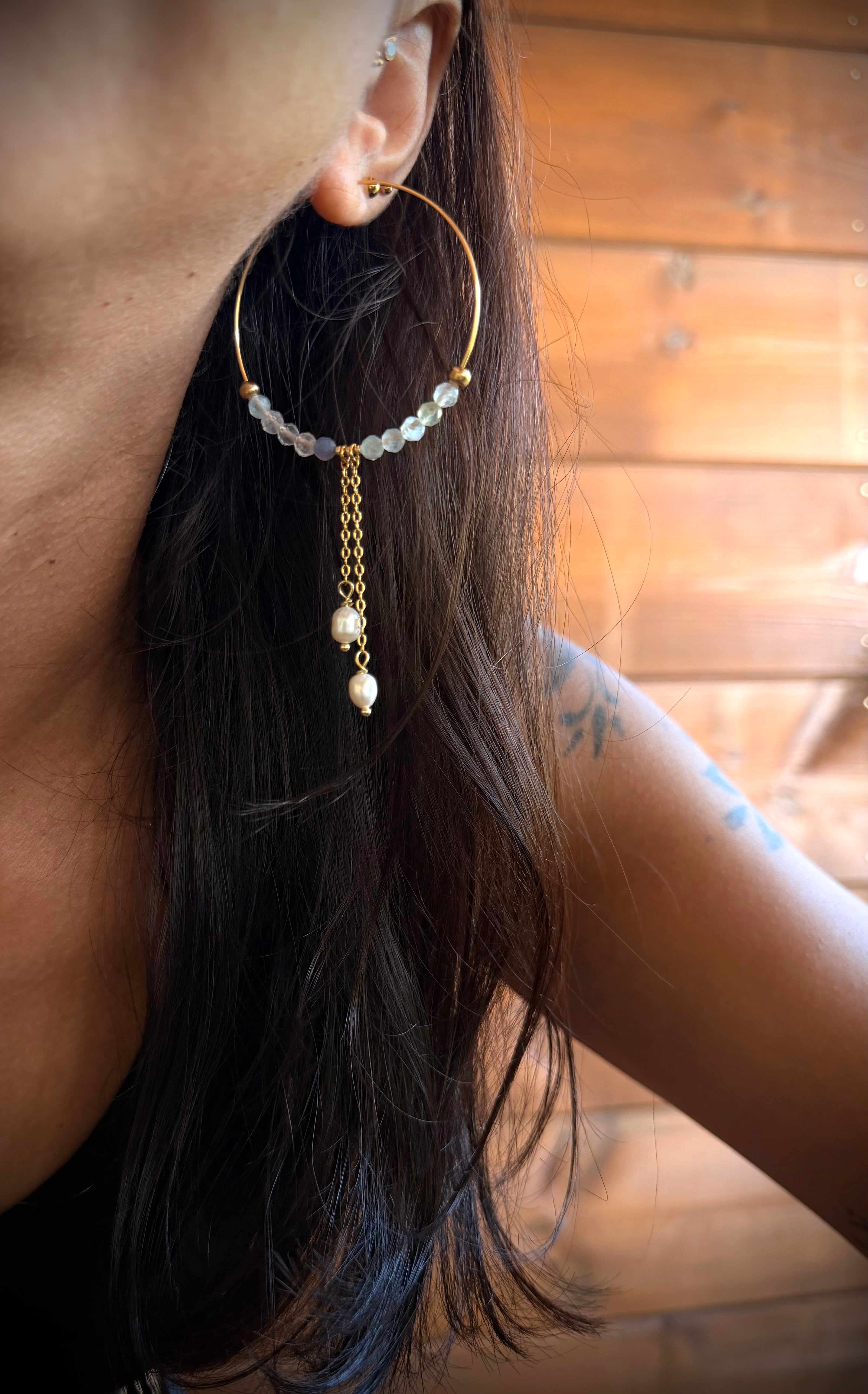 ✨ Boucles d’oreilles Soline – Fluorite naturelle, perle d’eau douce et acier inoxydable