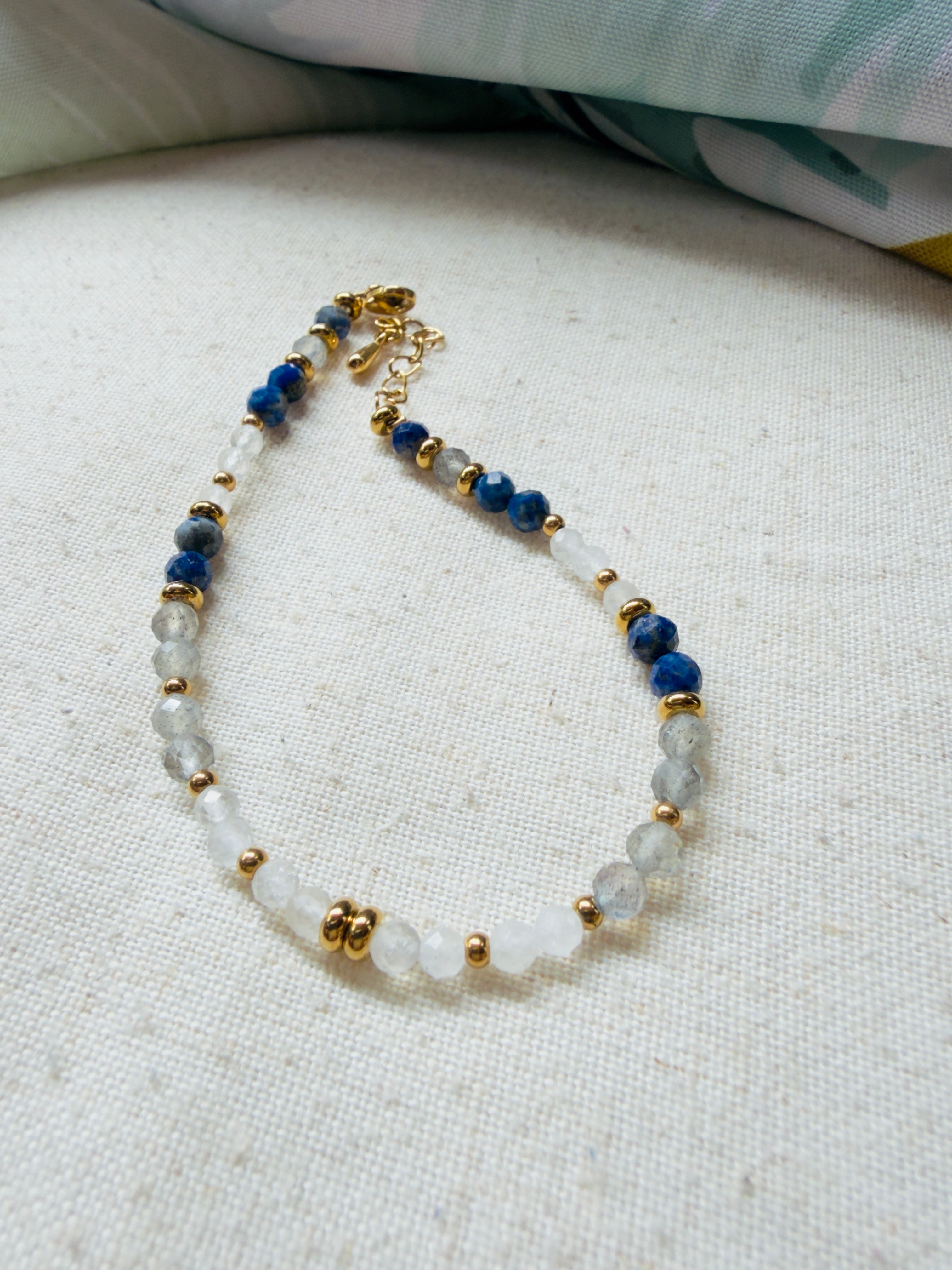 Bracelet en pierres naturelles lapis lazuli, pierre de lune et labradorite – Sélina