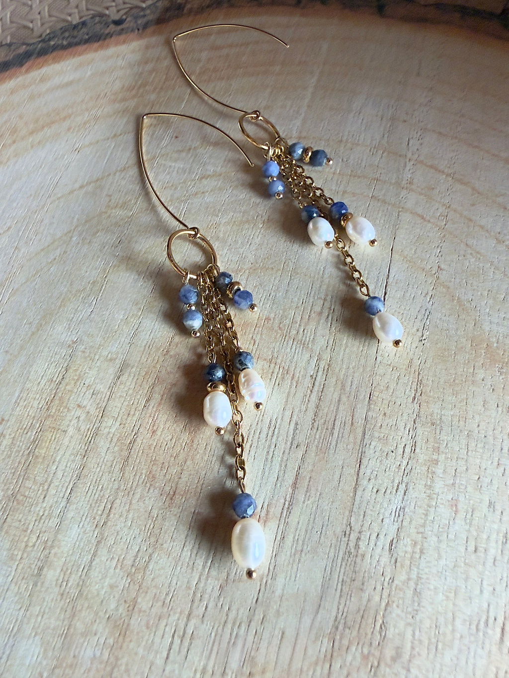 Boucles d’oreilles Nyla – Sodalite et perles d’eau douce