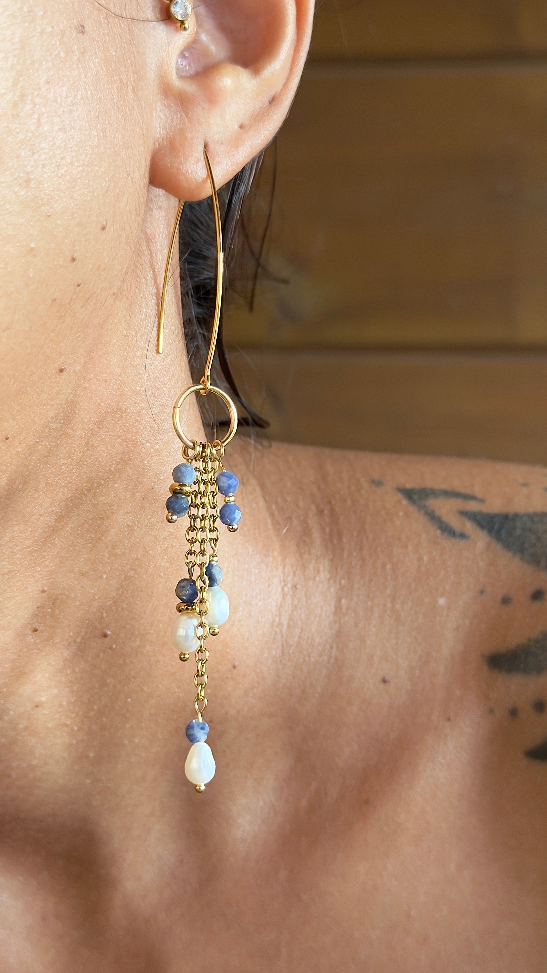 Boucles d’oreilles Nyla – Sodalite et perles d’eau douce