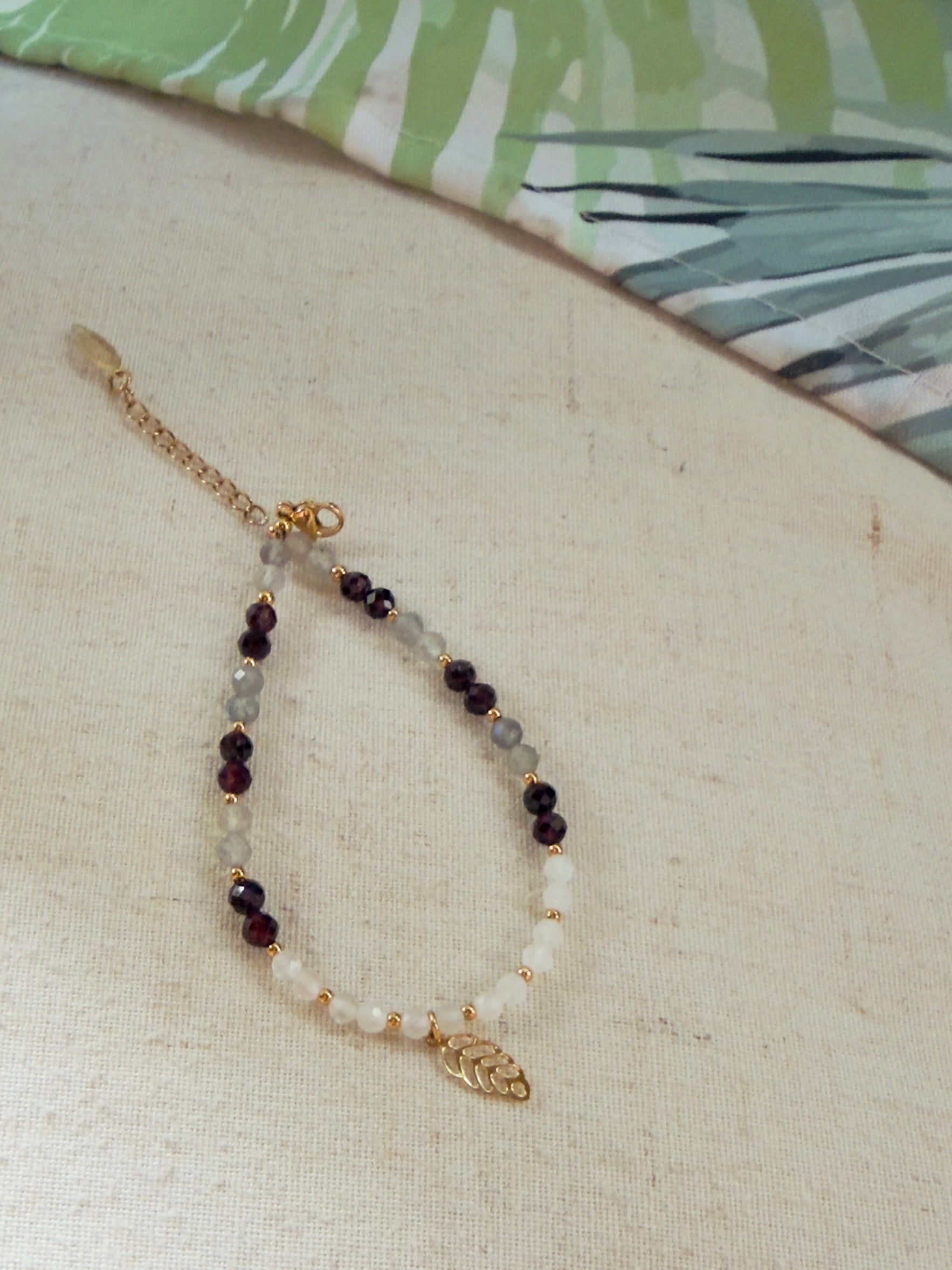 Bracelet en pierres naturelles pierre de lune, grenat et labradorite avec breloque feuille – Aléa