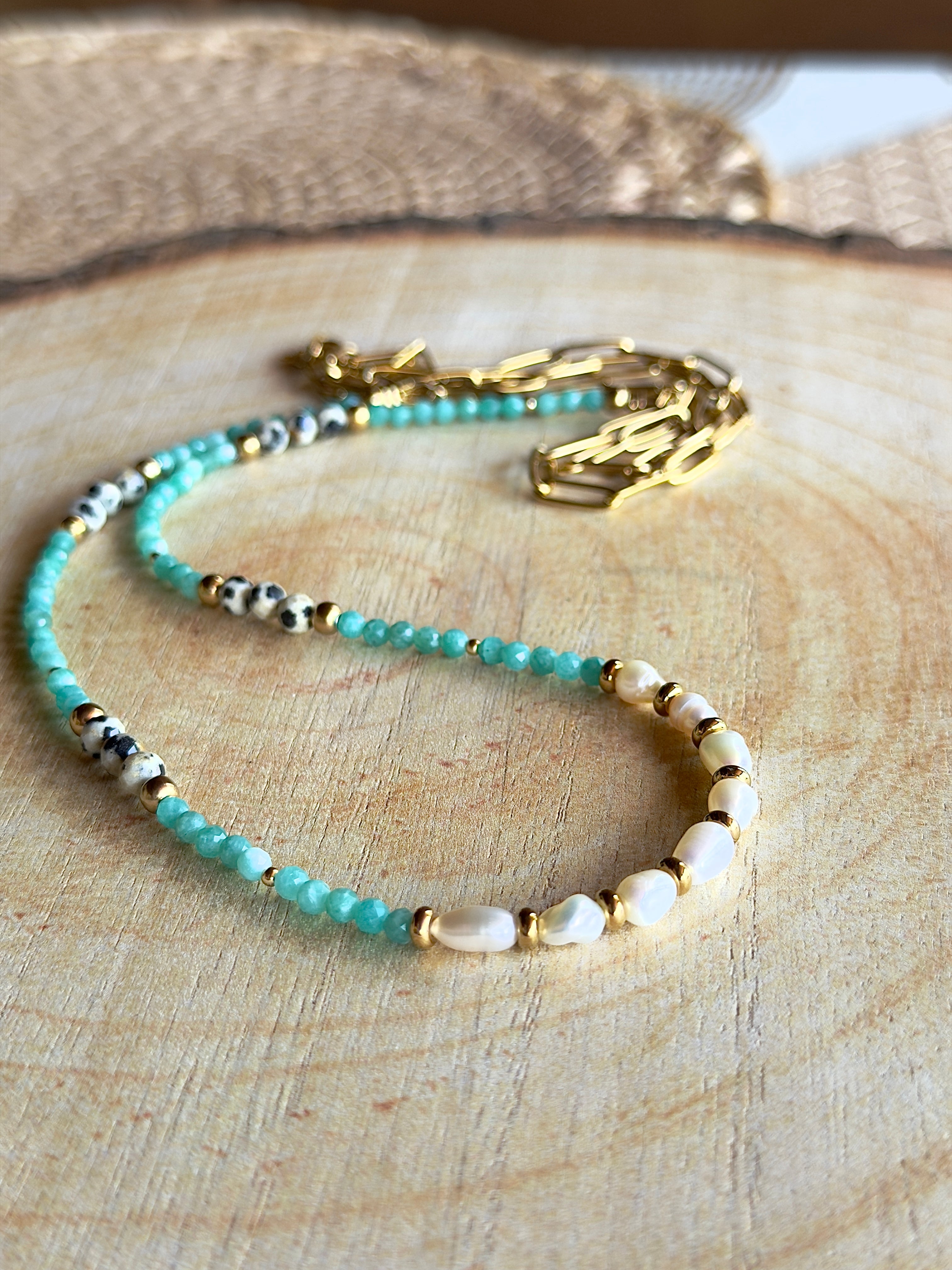 Chaîne de taille naturelle – Amazonite, jaspe dalmatien et perles d’eau douce