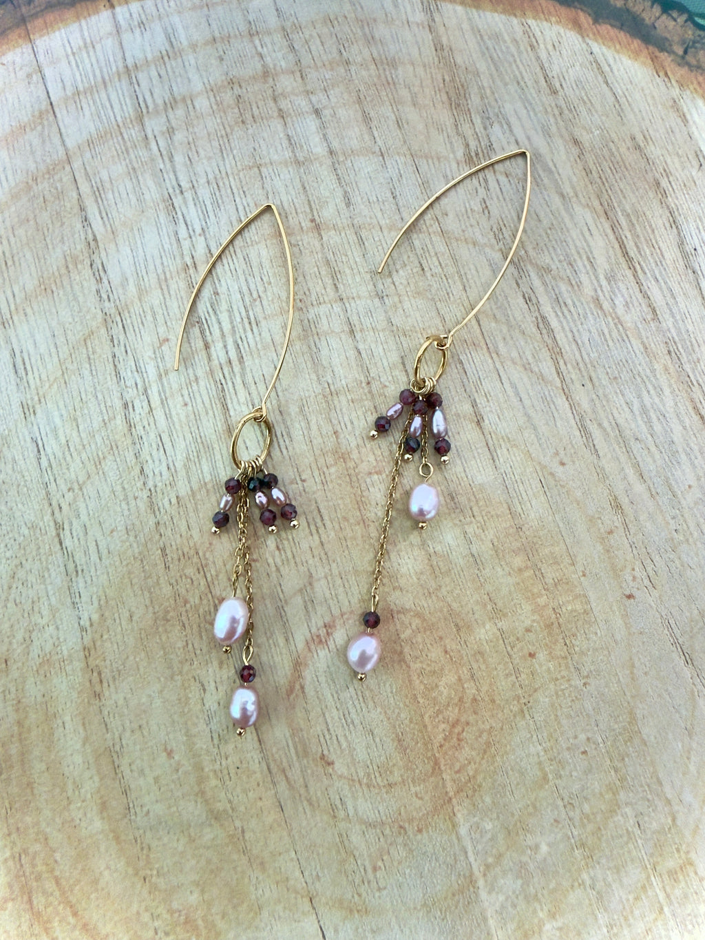 Boucles d’oreilles Énora – Grenat et perles d’eau douce