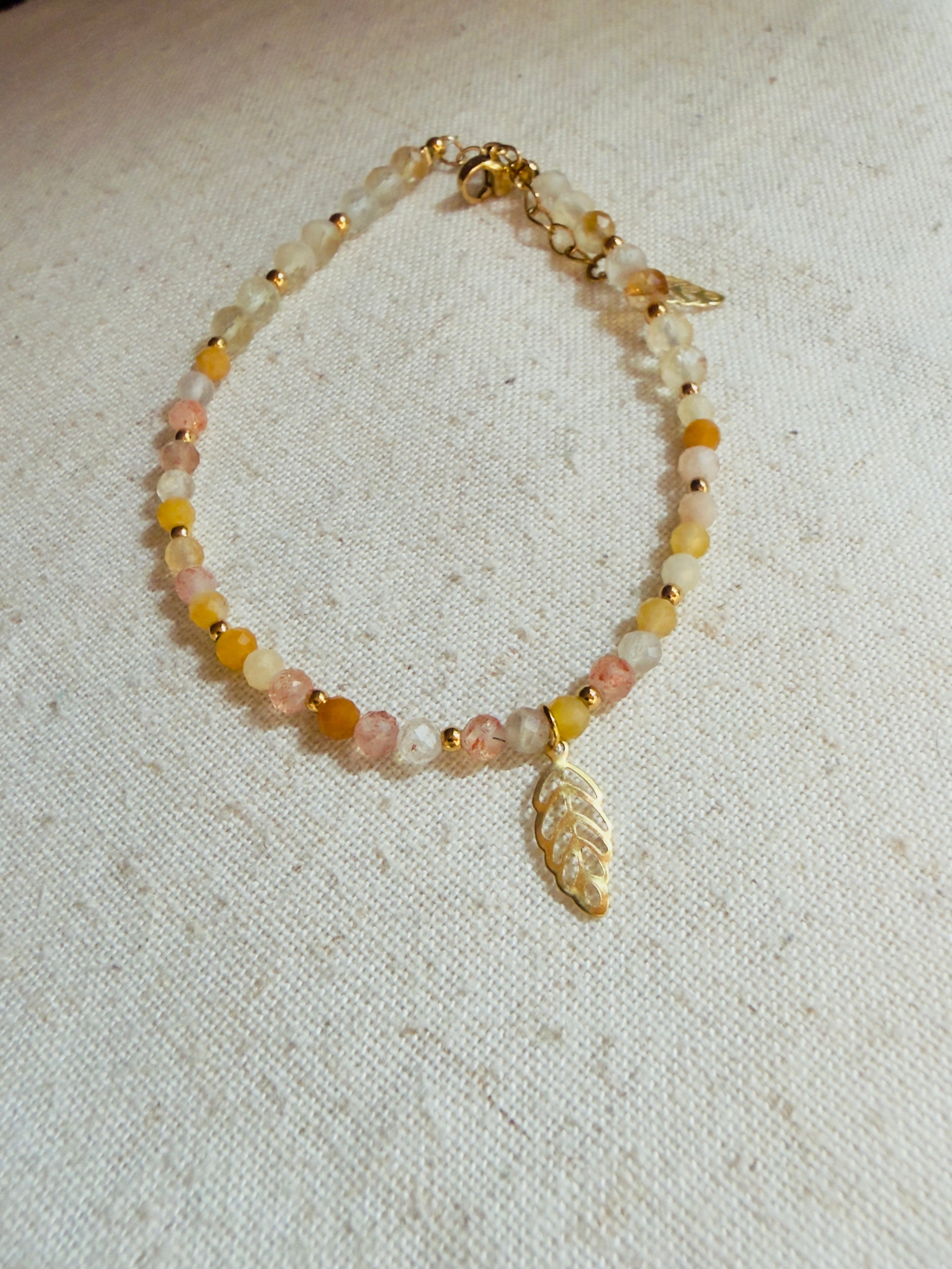 Bracelet en pierres naturelles citrine, pierre du soleil et aventurine jaune avec breloque feuille en acier – Aurélia