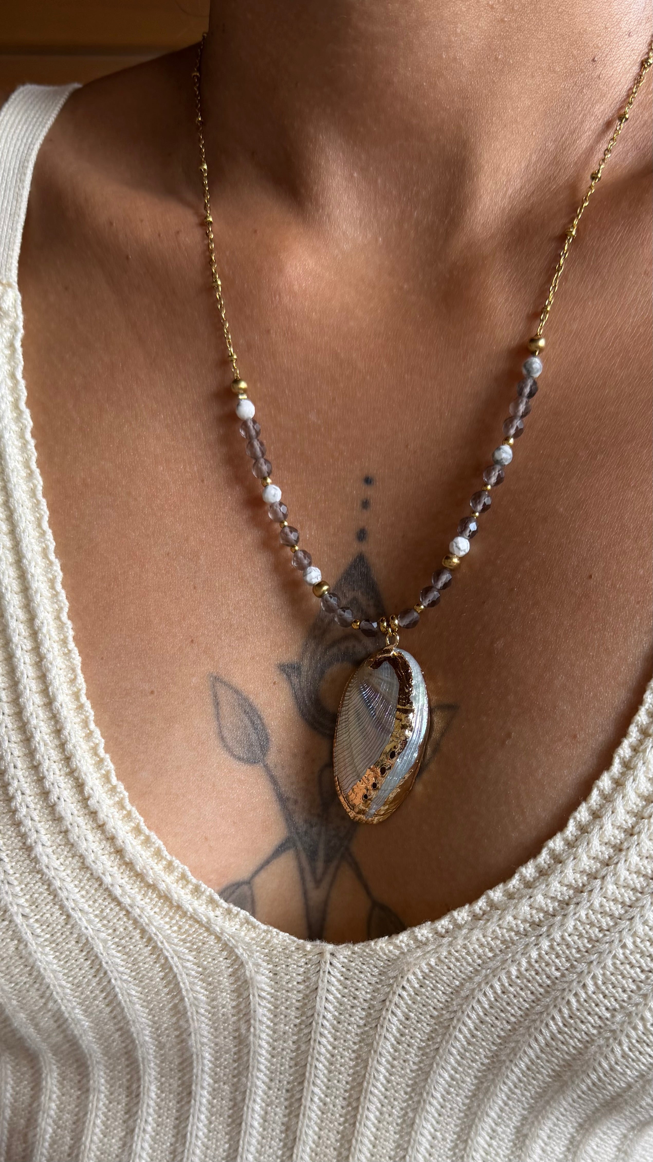 ✨ Collier Calypso – Howlite, Quartz Fumé & Coquillage Paua