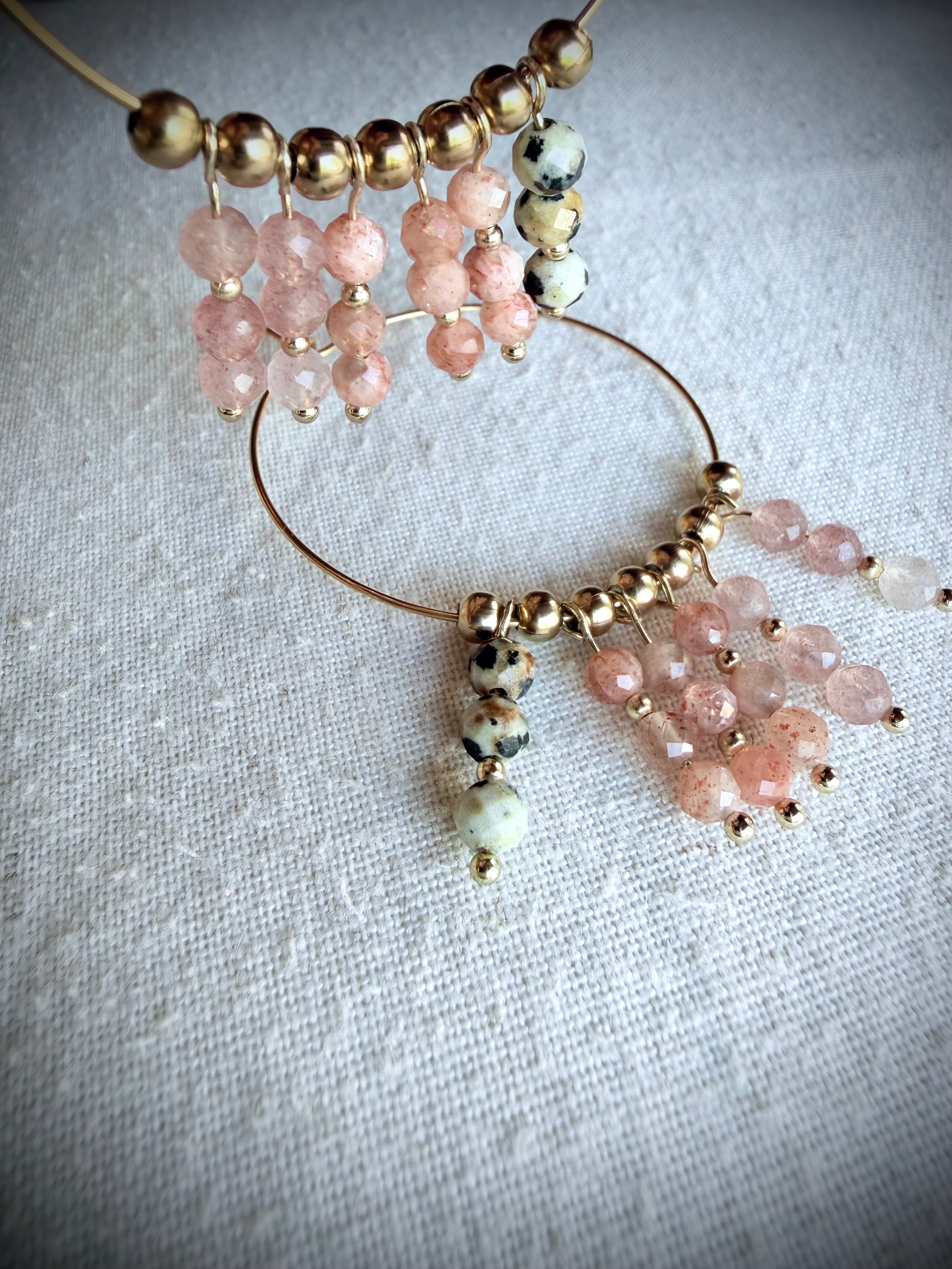 Boucles Naïa – jaspe dalmatien, quartz fraise et pierre du soleil