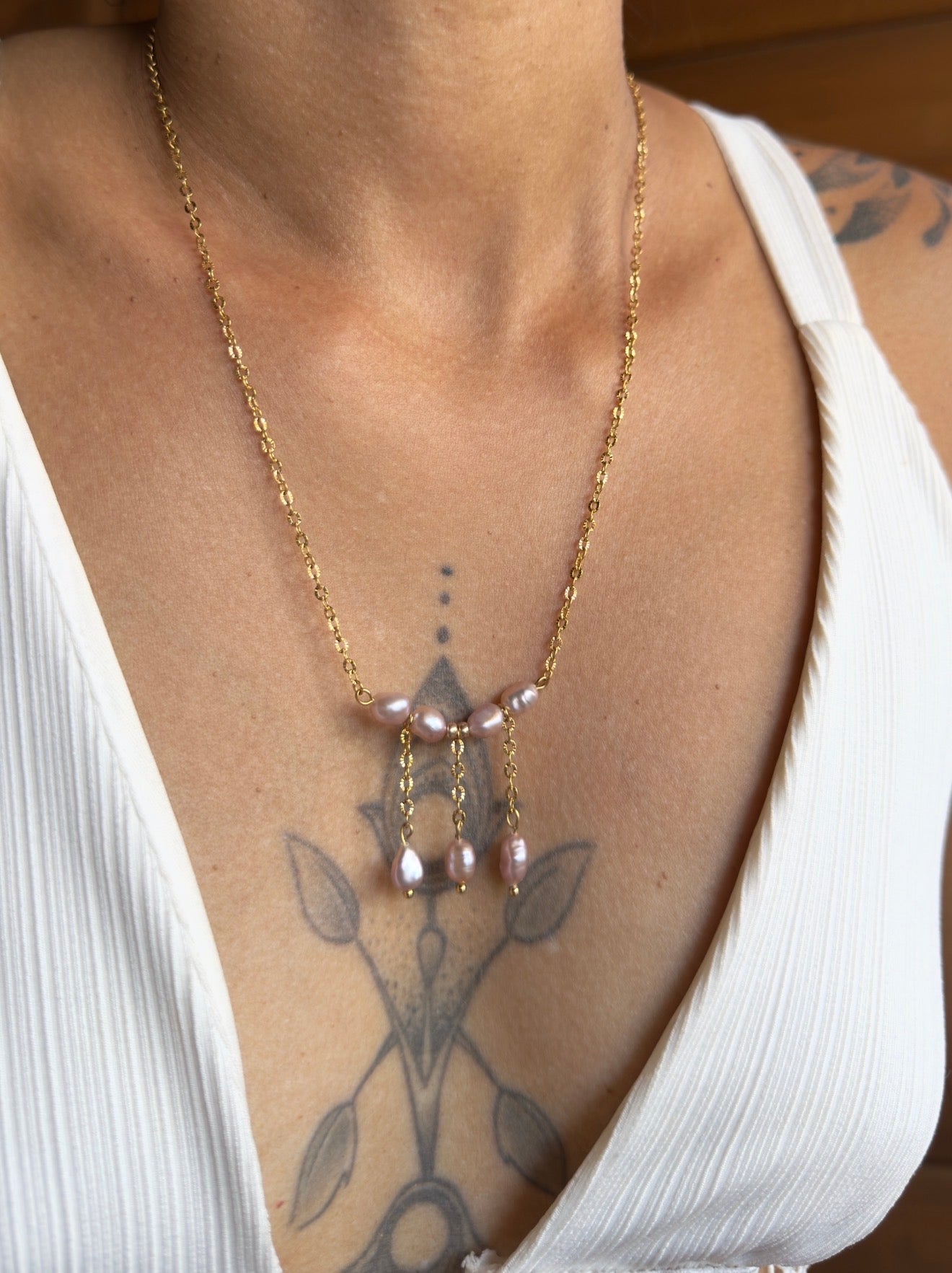 Collier Riviera chic avec perles d’eau douce rosées et perles pendantes dorées – Rosalia