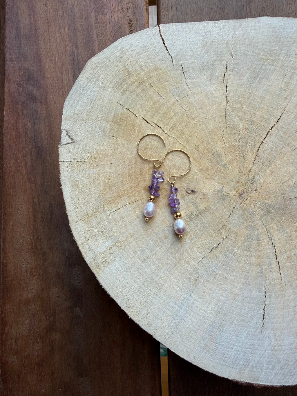 Boucles d’Oreilles Améthyste, Perle d’Eau Douce & Hématite Dorée