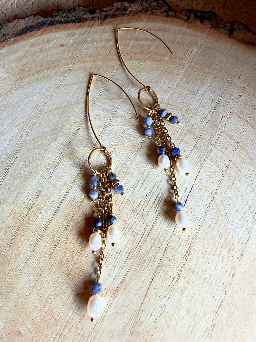 Boucles d’oreilles Nyla – Sodalite et perles d’eau douce