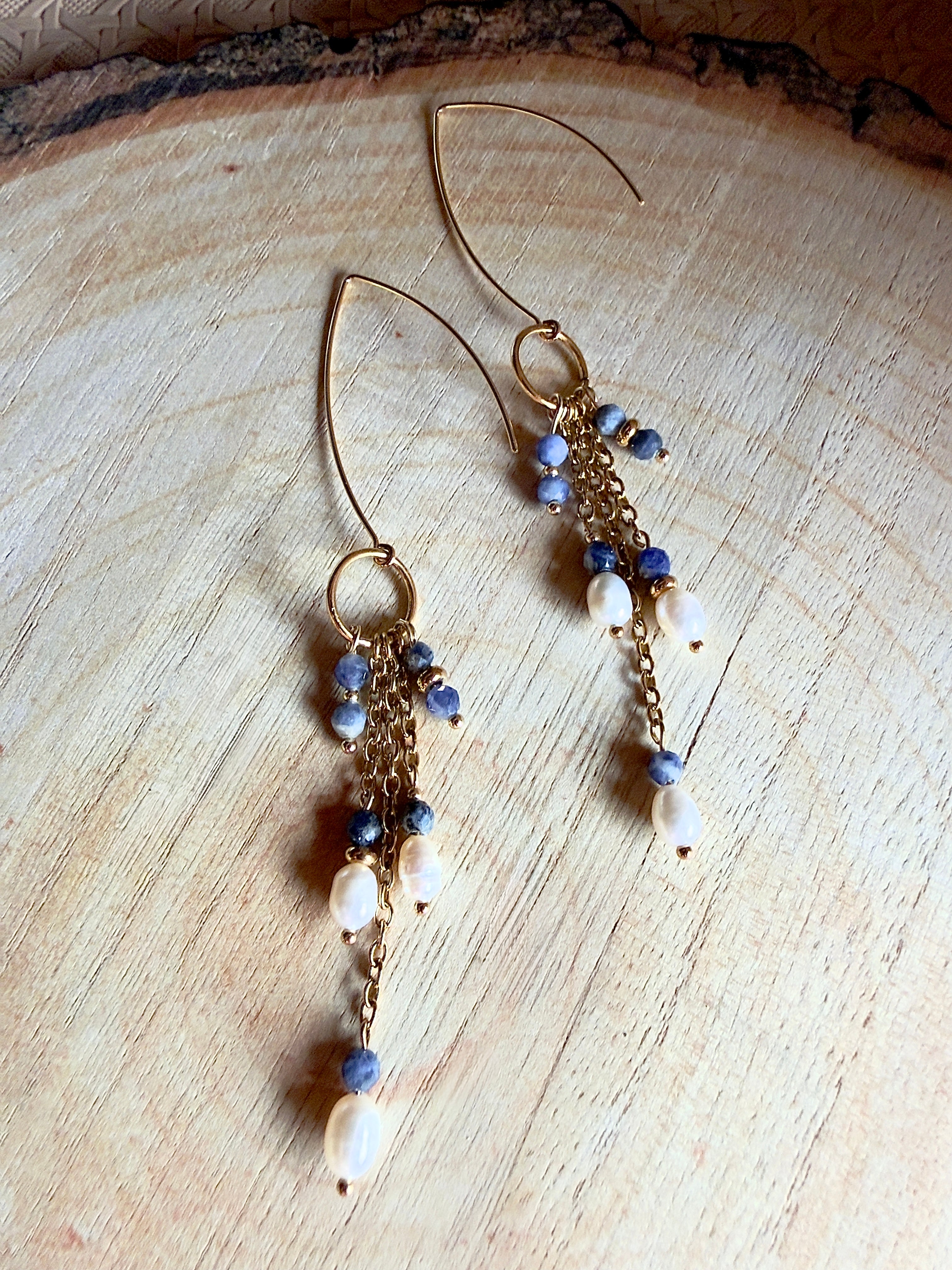 Boucles d’oreilles Nyla – Sodalite et perles d’eau douce