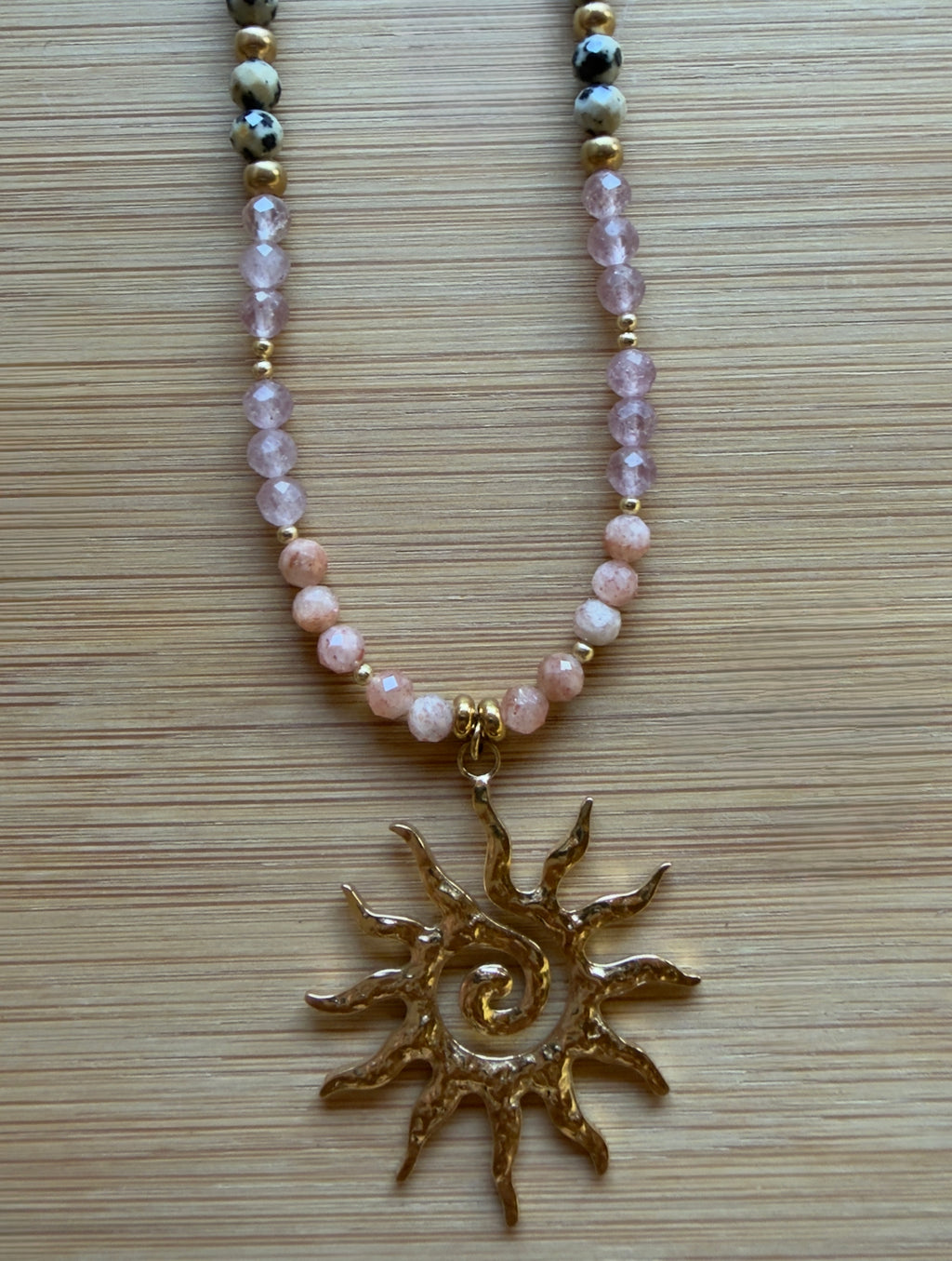✨ Collier Solaire Pierre du Soleil, Quartz Fraise & Jaspe Dalmatien – Acier Inoxydable