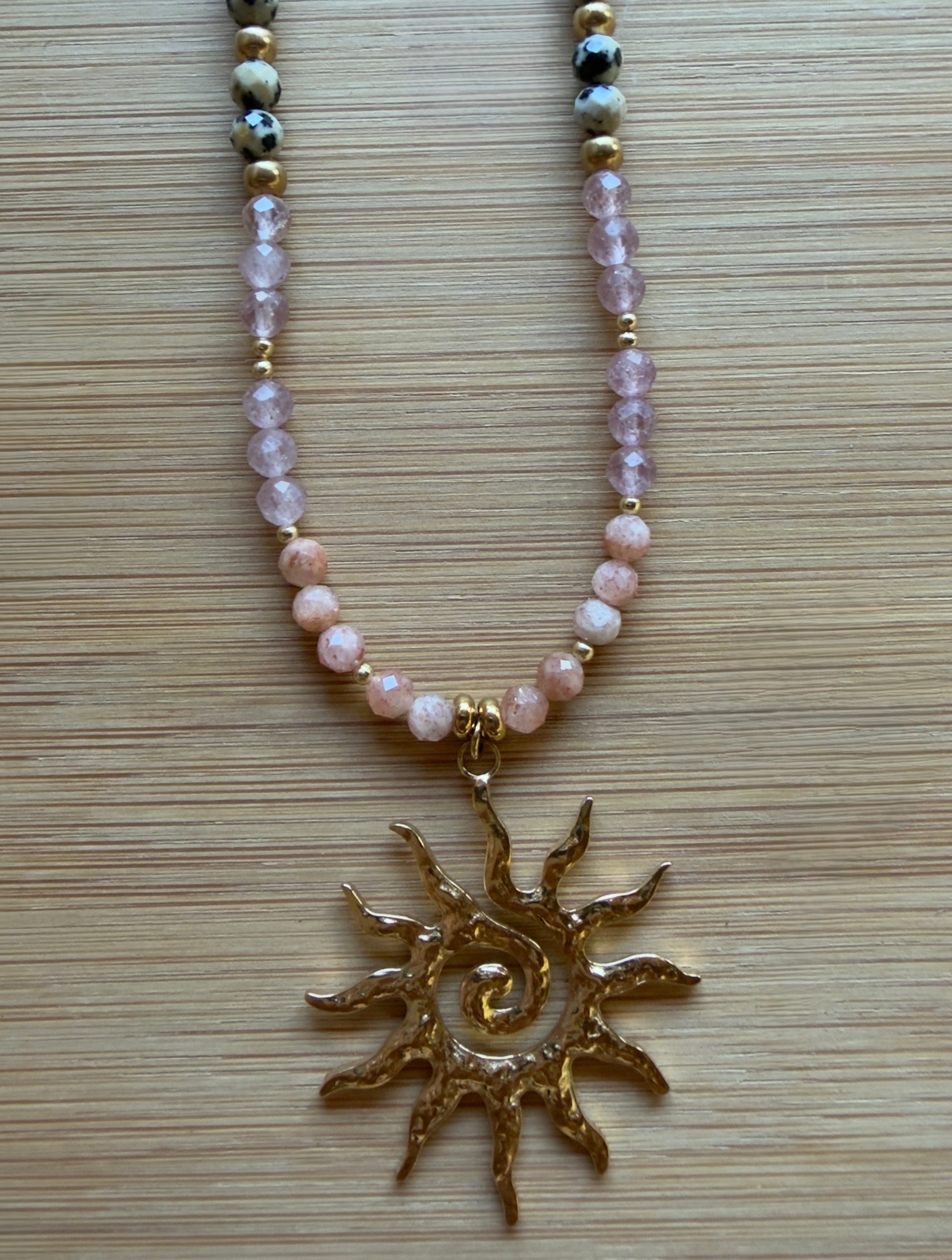 ✨ Collier Solaire Pierre du Soleil, Quartz Fraise & Jaspe Dalmatien – Acier Inoxydable